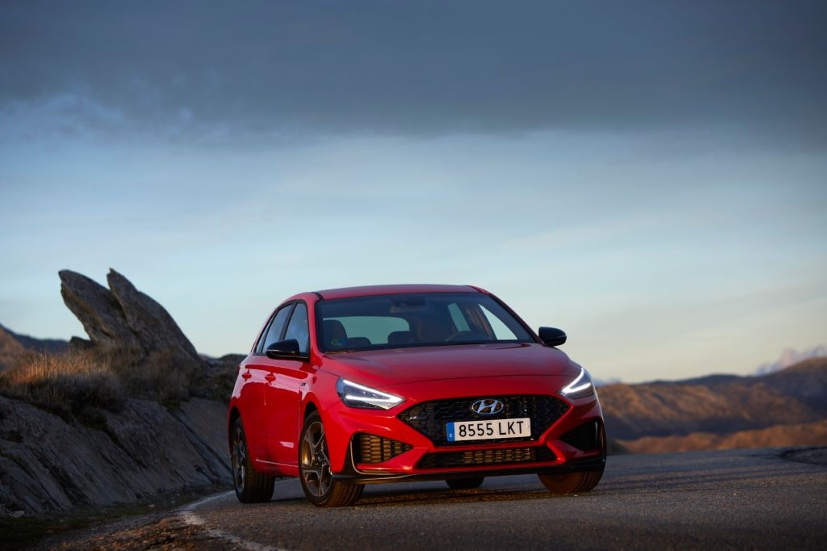 Vista dinámica del Hyundai i30 enfatizando su diseño frontal agresivo.