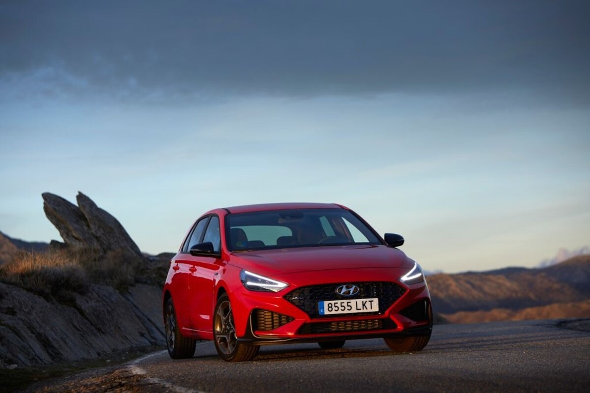 Vista dinámica del Hyundai i30 enfatizando su diseño frontal agresivo. Vista dinámica del Hyundai i30 enfatizando su diseño frontal agresivo.