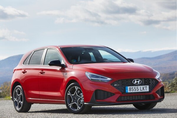 El Hyundai i30 muestra su lado delantero y línea de diseño en un paisaje abierto. El Hyundai i30 muestra su lado delantero y línea de diseño en un paisaje abierto.