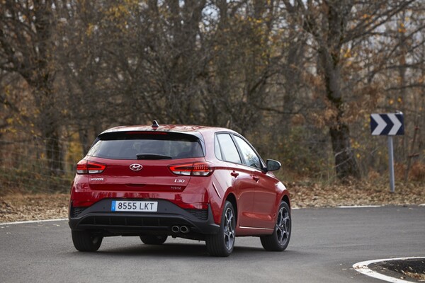 Perspectiva lateral trasera del Hyundai i30 en carretera curva. Perspectiva lateral trasera del Hyundai i30 en carretera curva.