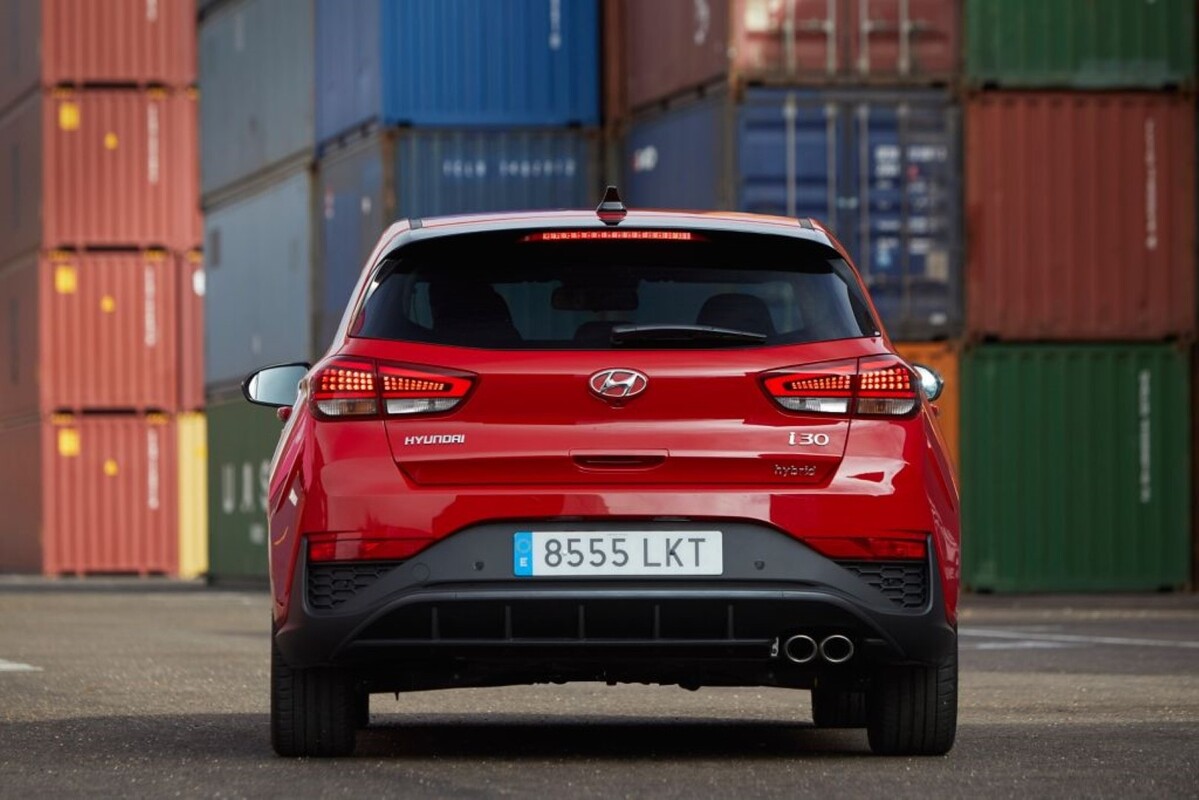 Vista trasera del Hyundai i30 ilustrando el diseño del parachoques y la disposición de los escapes. Vista trasera del Hyundai i30 ilustrando el diseño del parachoques y la disposición de los escapes.
