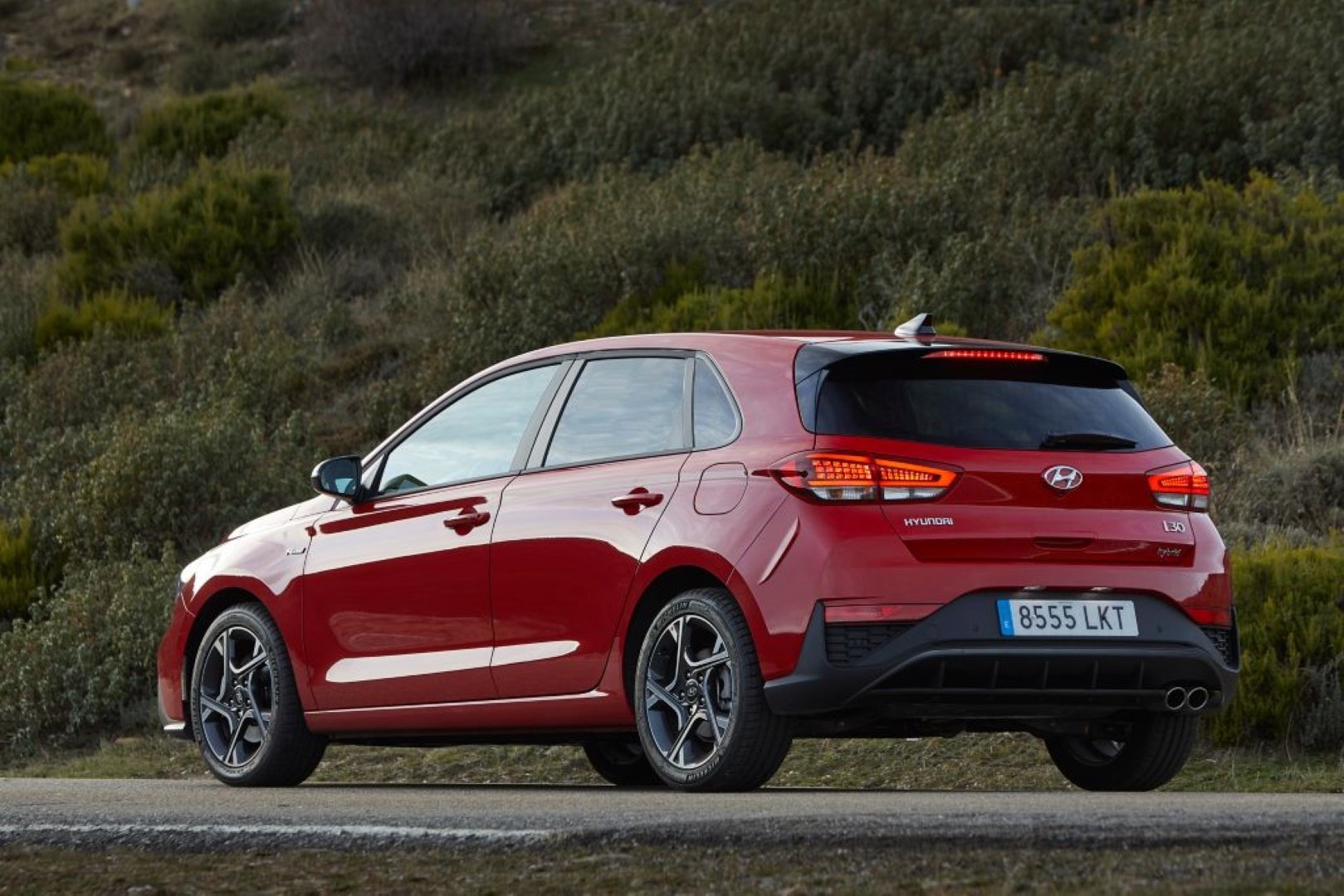 Imagen del Hyundai i30 desde una perspectiva lateral trasera destacando su contorno deportivo.