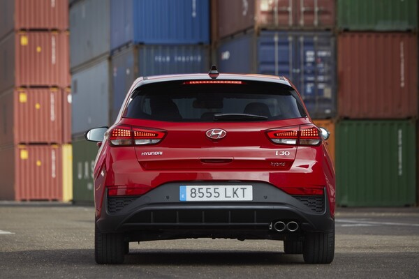 Vista trasera del Hyundai i30 destacando su diseño y escape doble. Vista trasera del Hyundai i30 destacando su diseño y escape doble.