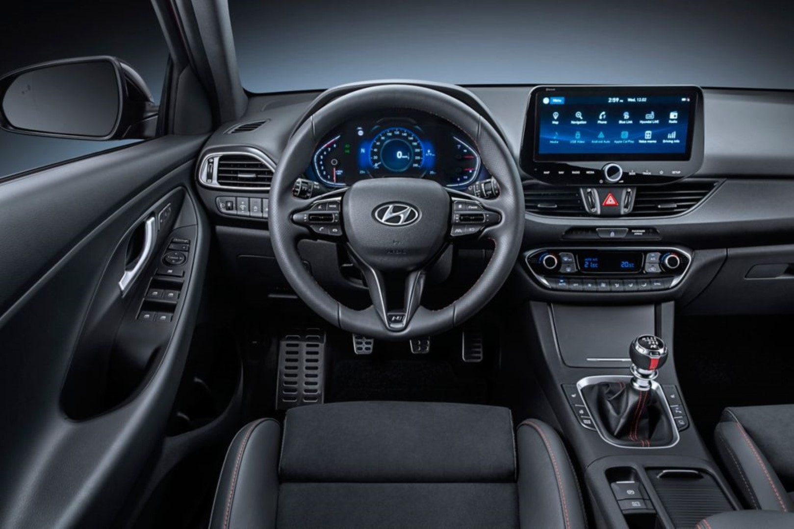 Interior del Hyundai i30 con enfoque en el diseño ergonómico y tecnología a bordo.
