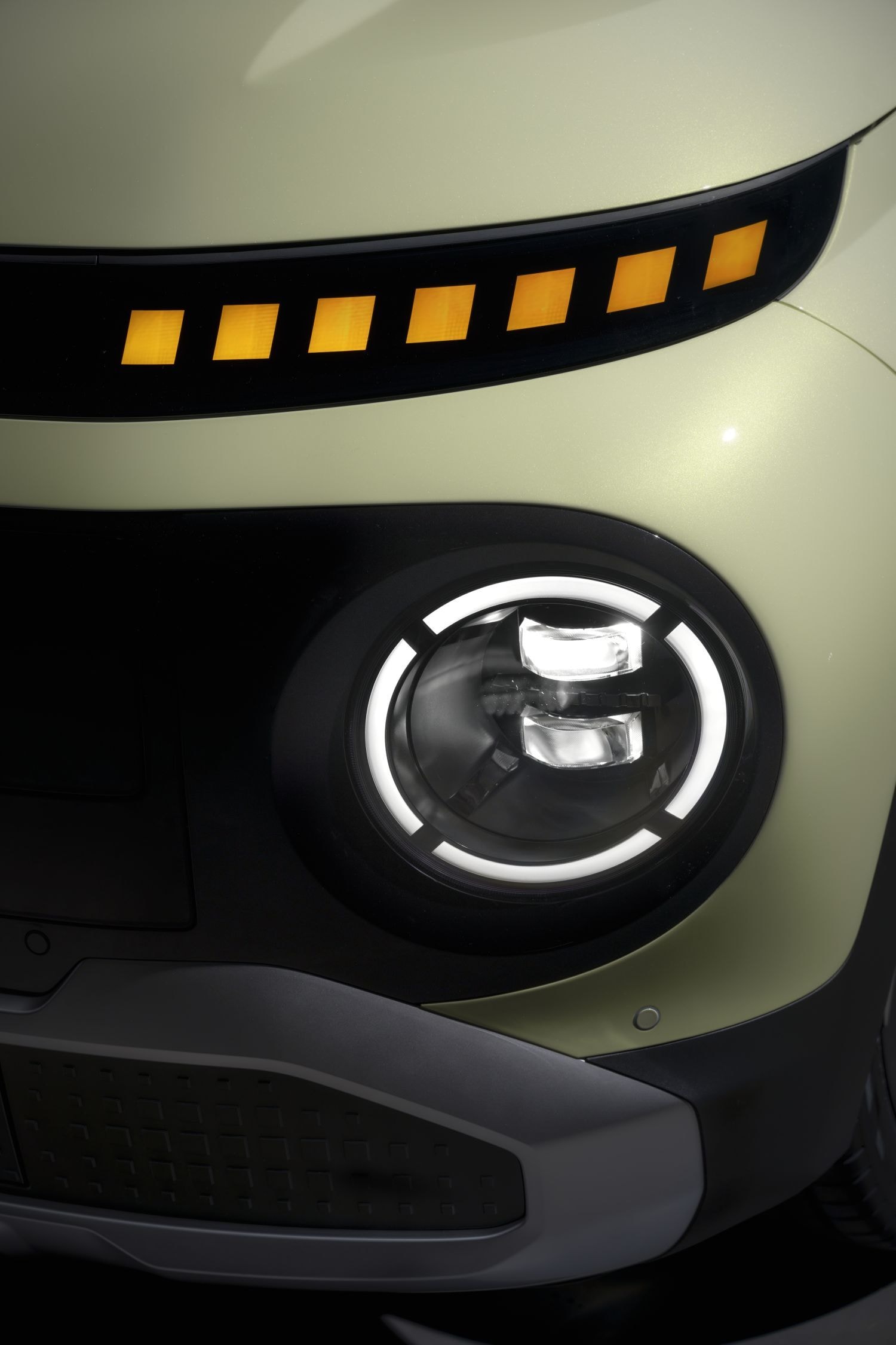 Frontal del Hyundai Inster, exhibiendo sus ópticas modernas y estilo distintivo.