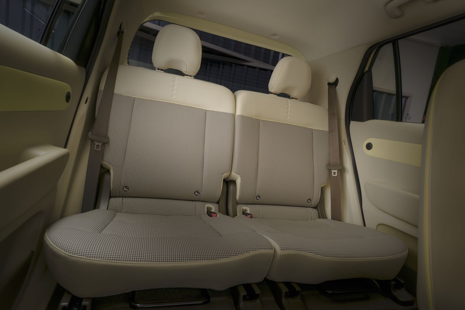 Vista de los asientos traseros del Hyundai Inster, mostrando un acabado de calidad.