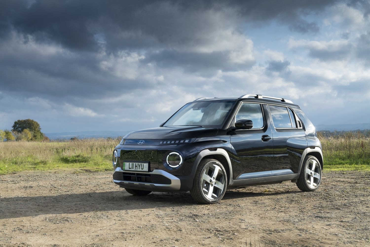 Vista lateral del Hyundai Inster, destacando su diseño moderno y robusto.