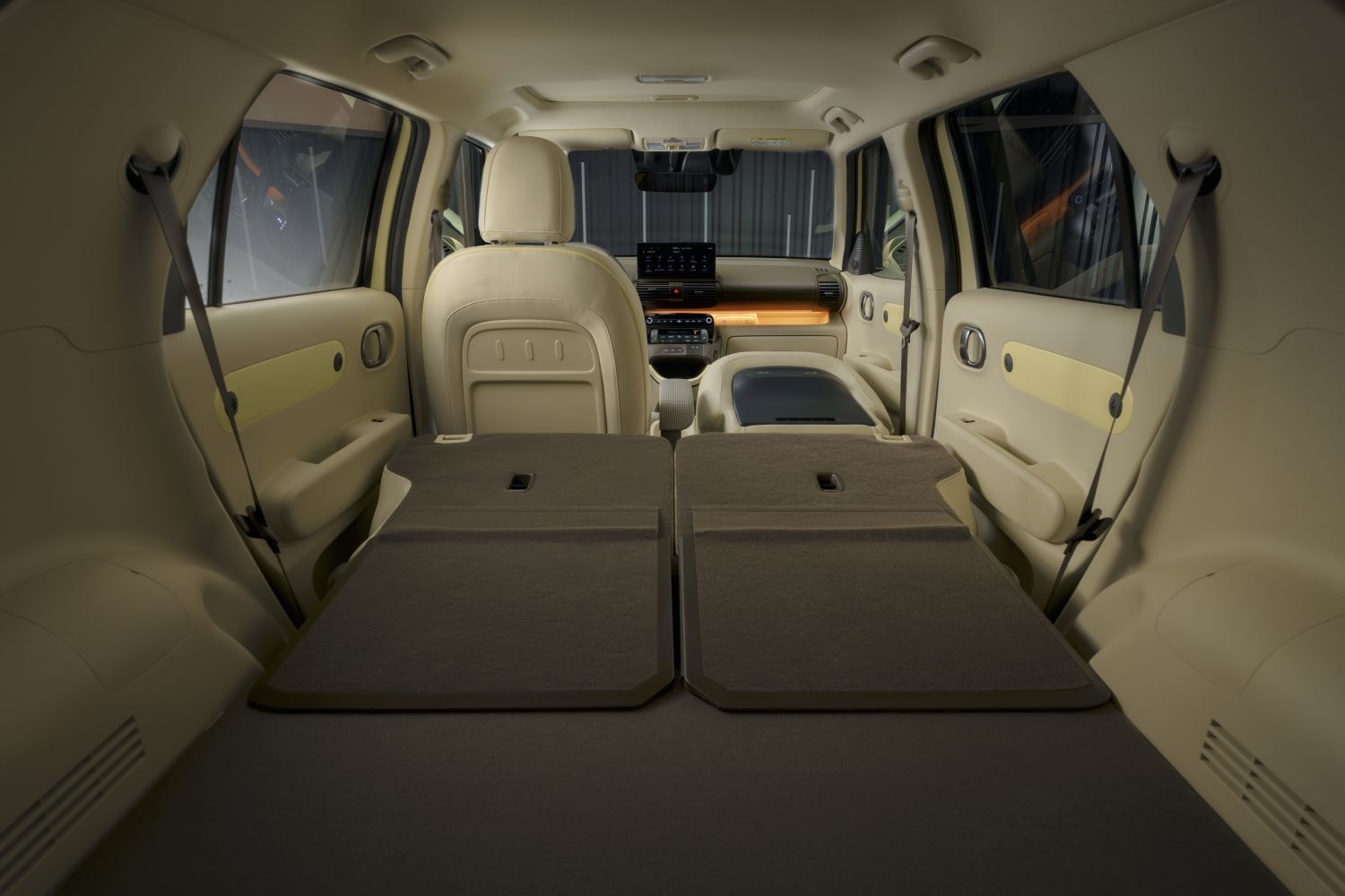 Interior del Hyundai Inster mostrando el diseño elegante y tecnológico del tablero.