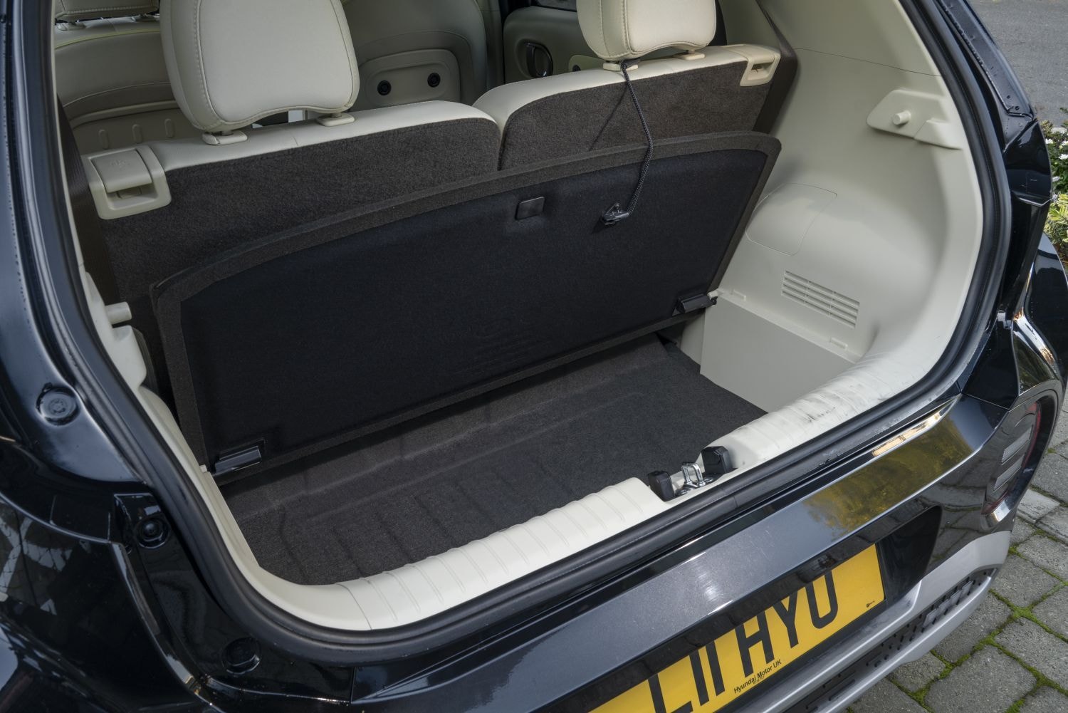 Espacio confortable en la parte trasera para pasajeros, ideal para viajes.