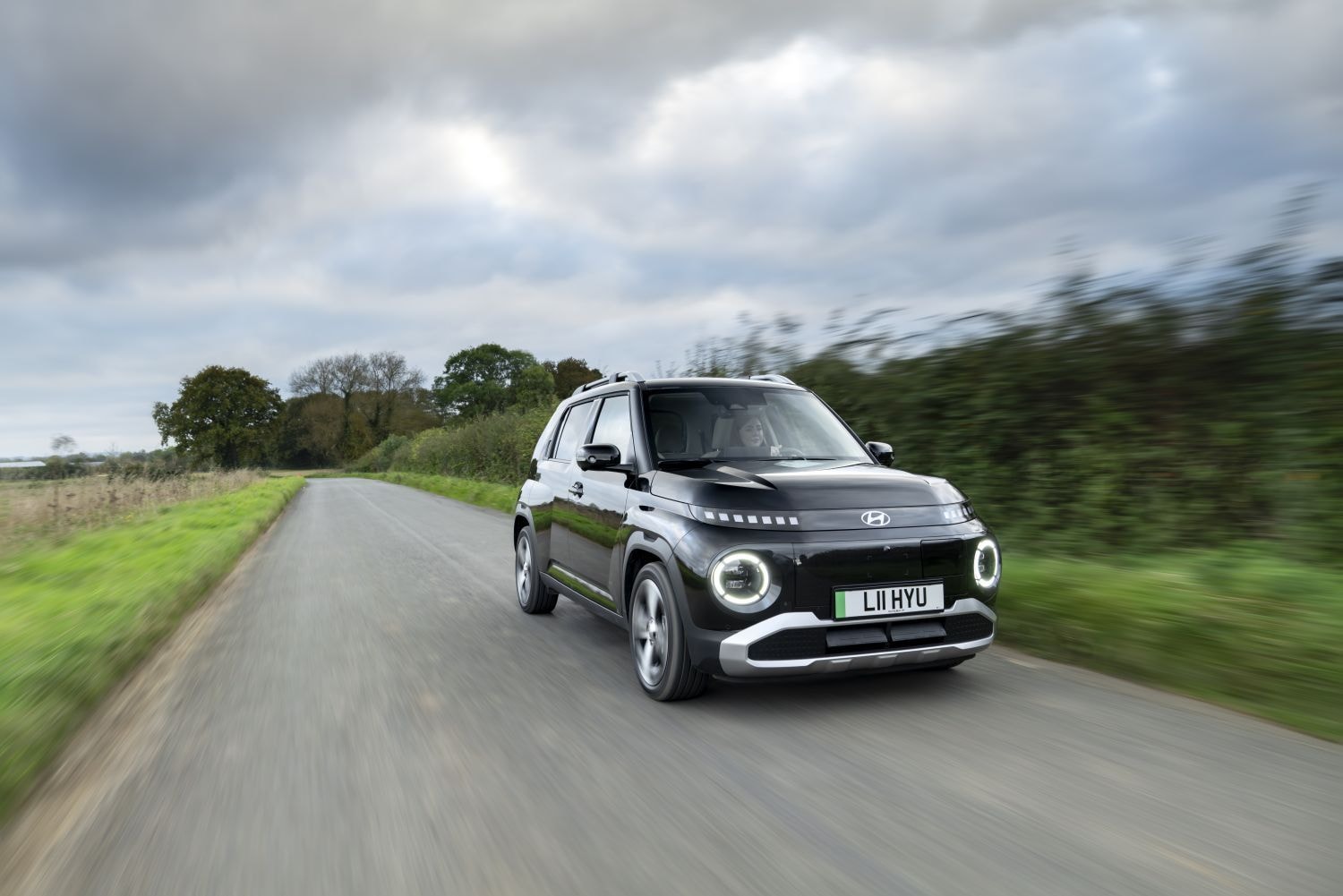 Interior espacioso con asientos cómodos y bien diseñados.