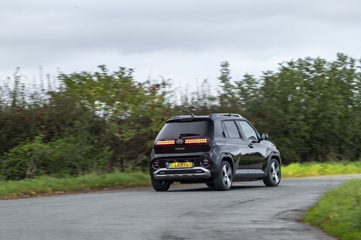 Perfil elegante y robusto del Hyundai Inster, ideal para aventuras.