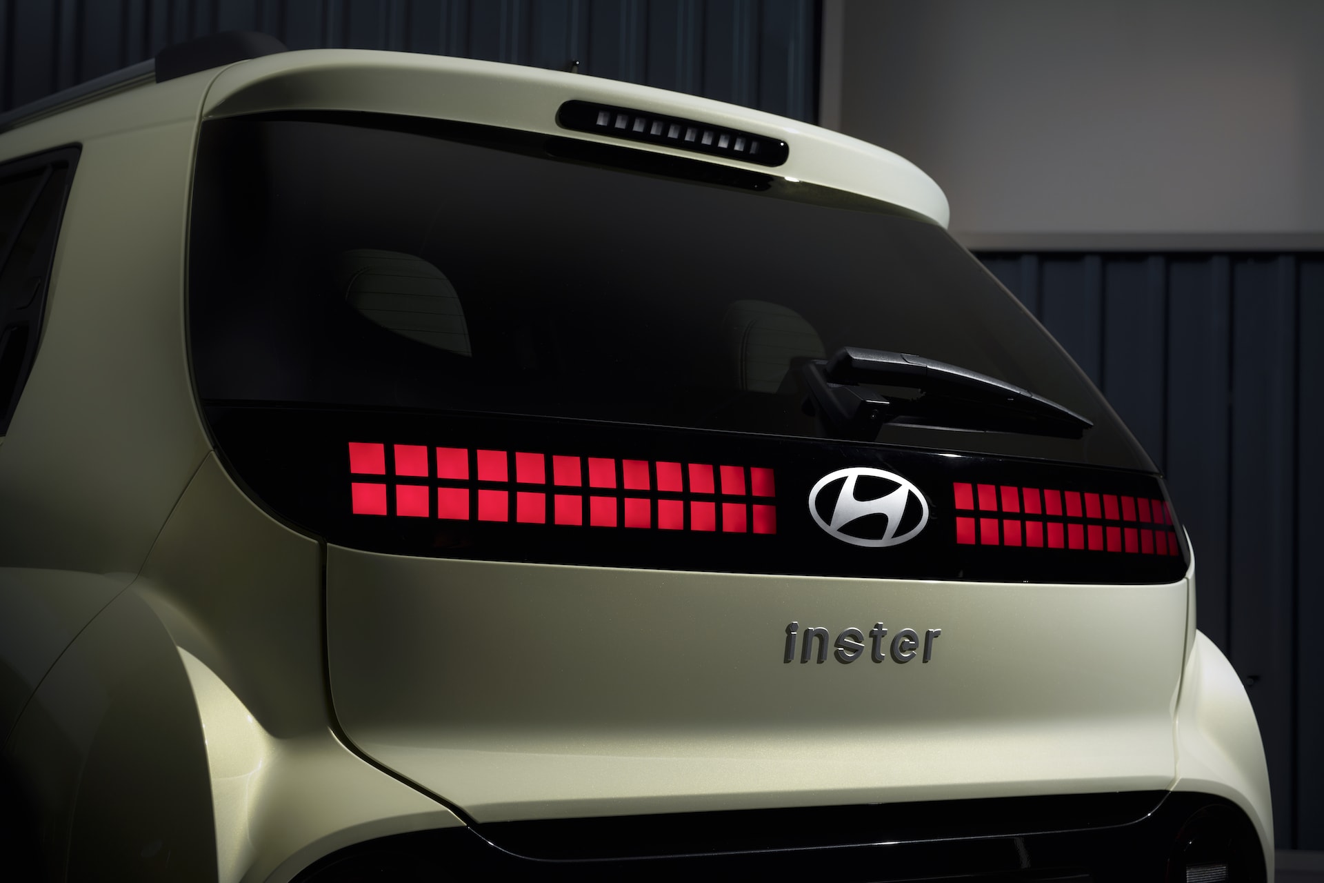 Diseño moderno y robusto en el perfil del Hyundai Inster.