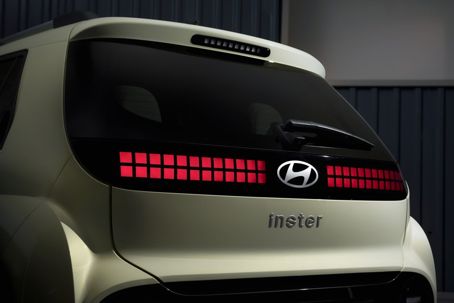 Vista detallada de la luz trasera del Hyundai Inster, resaltando su diseño moderno.