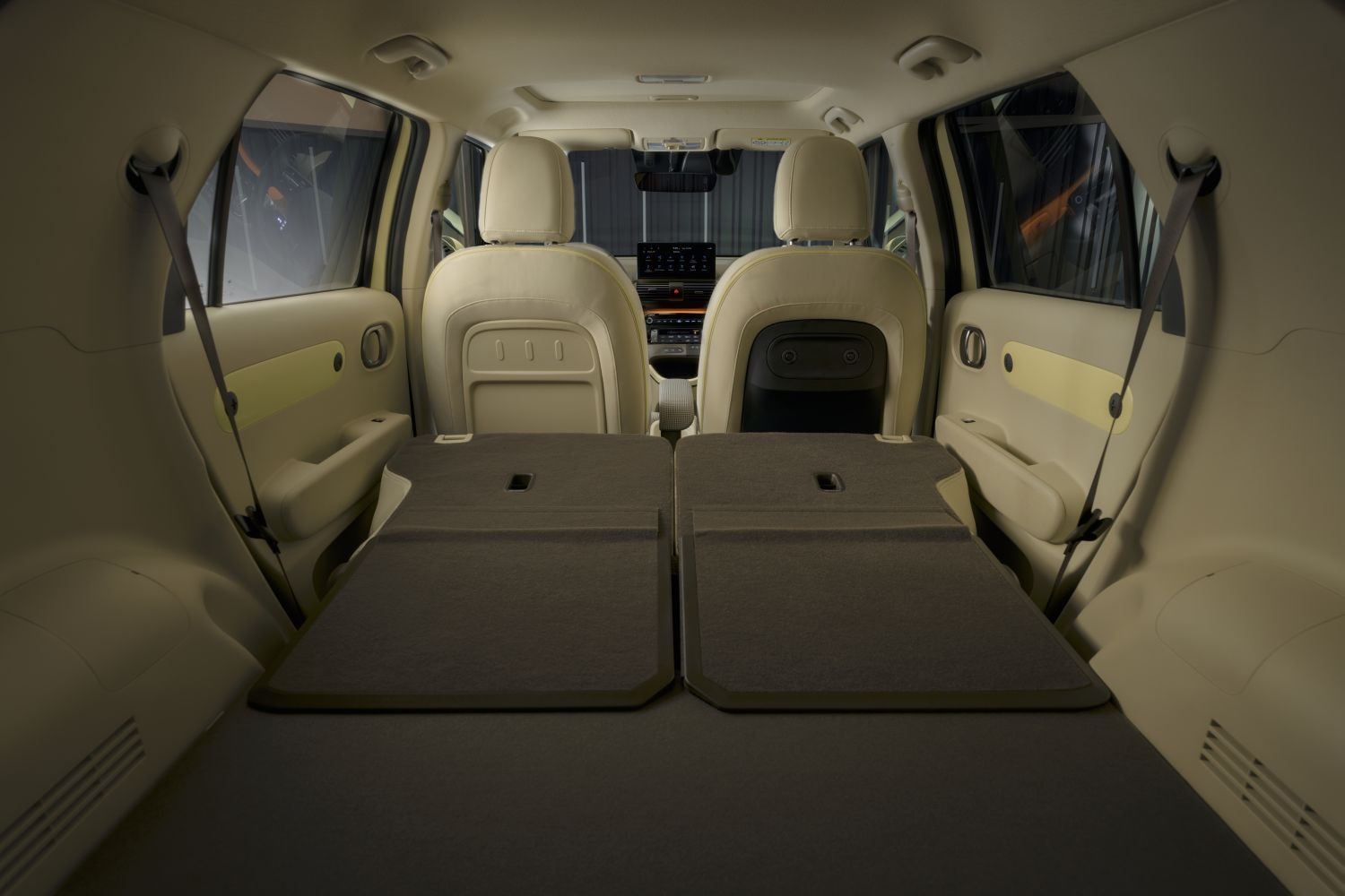 Espacio del maletero del Hyundai Inster con asientos traseros abatidos, ofreciendo versatilidad.