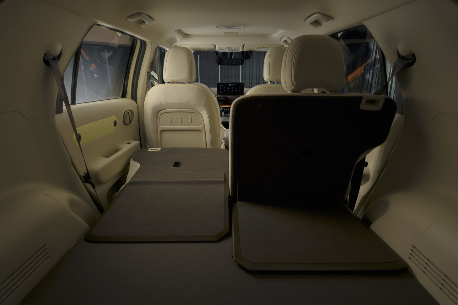 Maletero del Hyundai Inster con asientos traseros en posición abatida, ideal para carga.