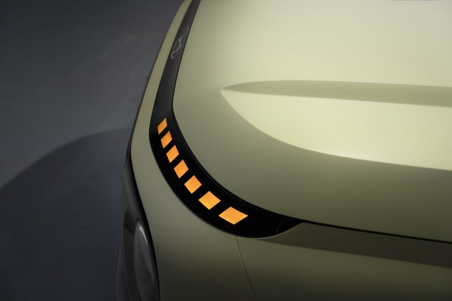 Perfil del Hyundai Inster, destacando su diseño moderno y compacto.