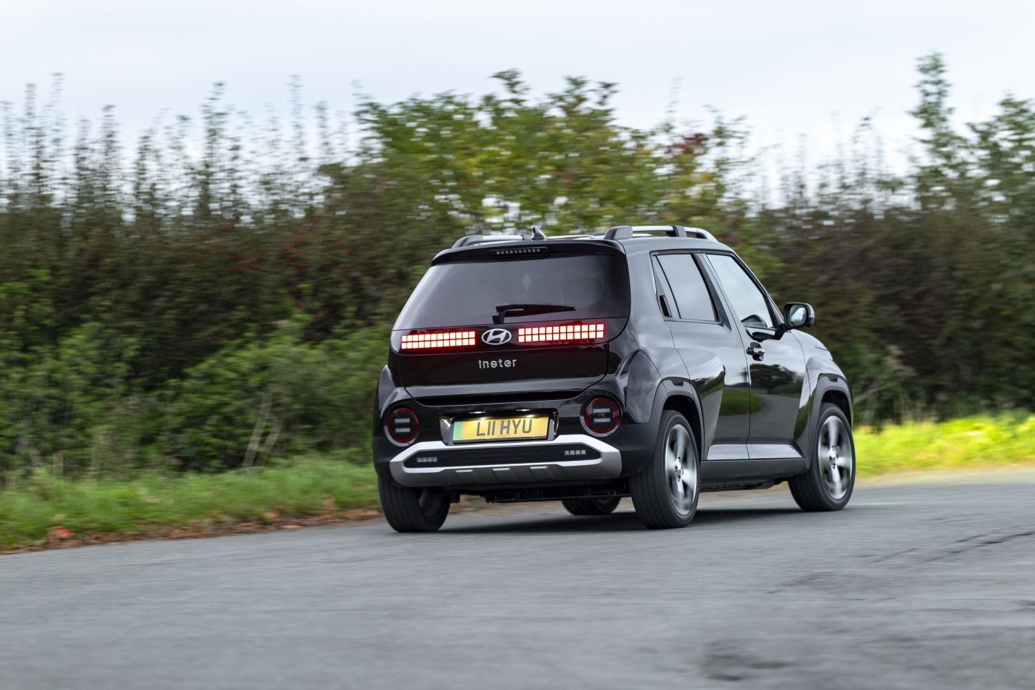 Vista trasera del Hyundai Inster, con un estilo expresivo y moderno.