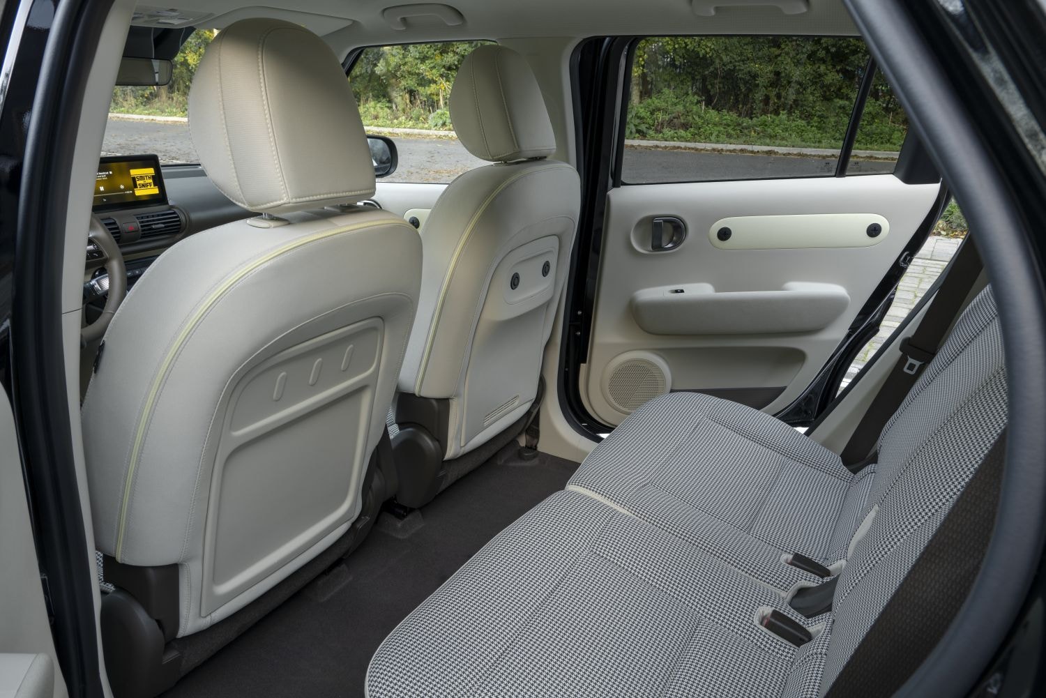 Otra toma del Inster en movimiento, mostrando su impresionante diseño trasero.