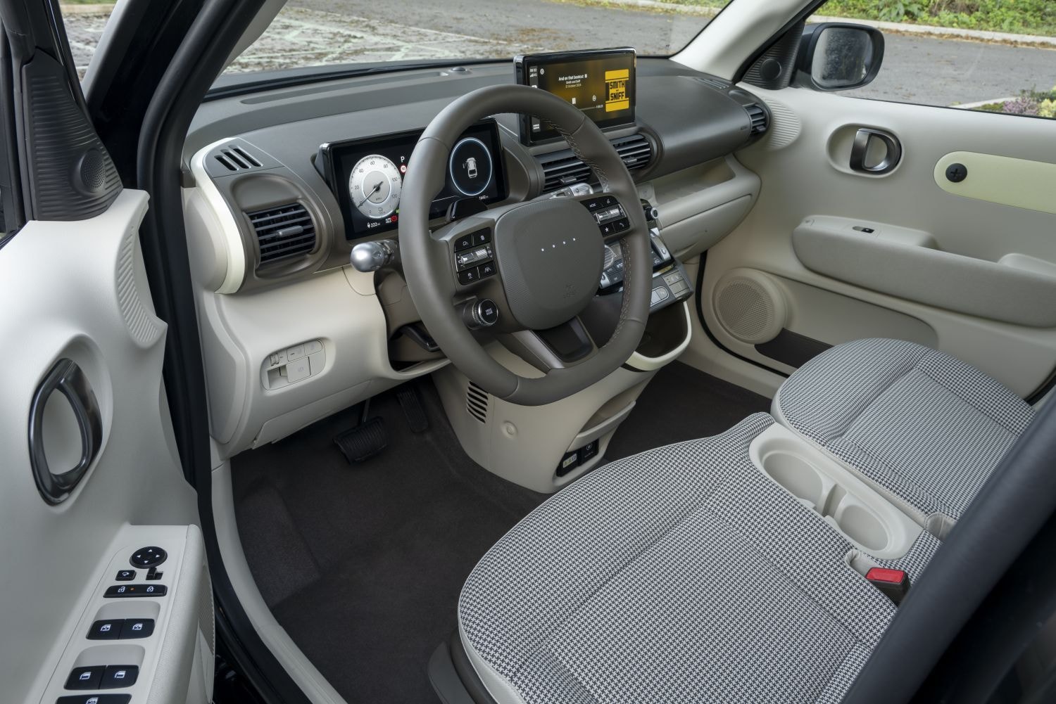 El Hyundai Inster se muestra en movimiento, resaltando su aerodinámica.