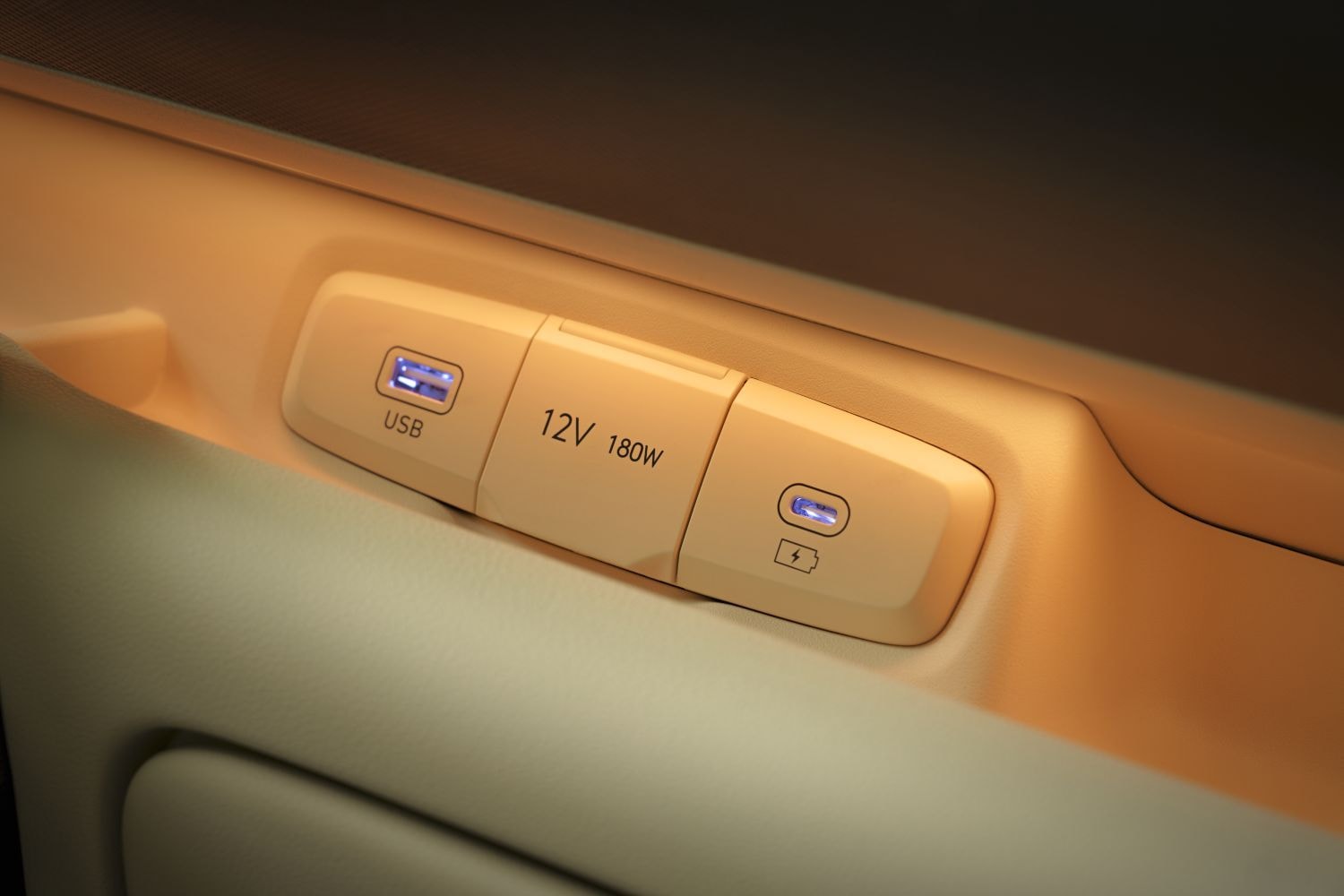 Detalle del panel de la puerta con diseño contemporáneo.