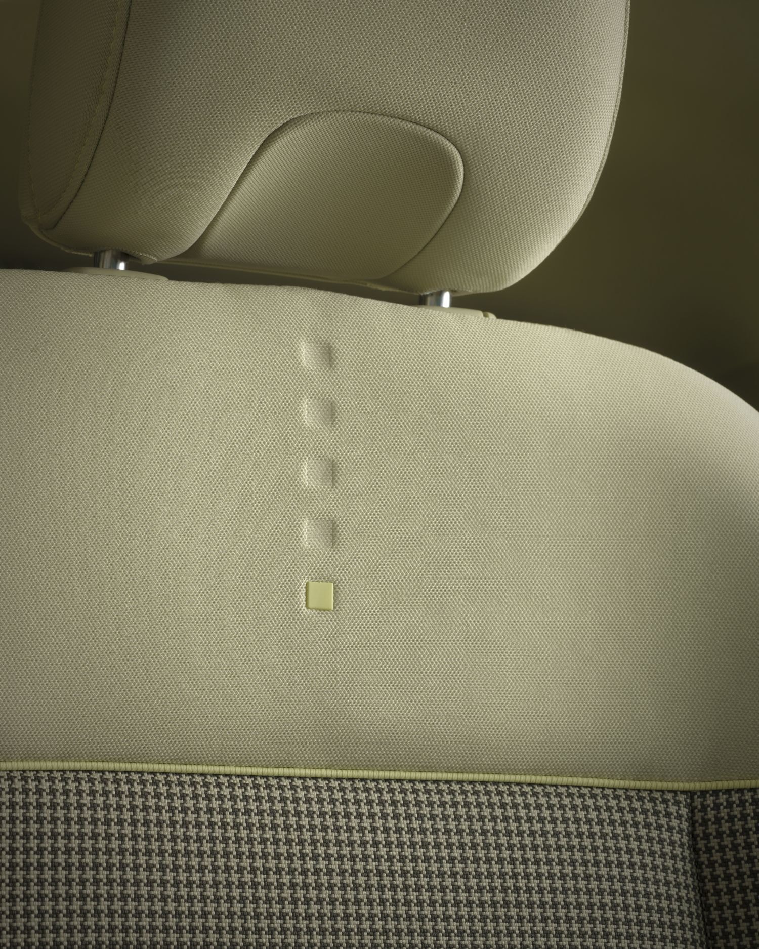 Detalle de los asientos traseros con un reposabrazos central funcional.