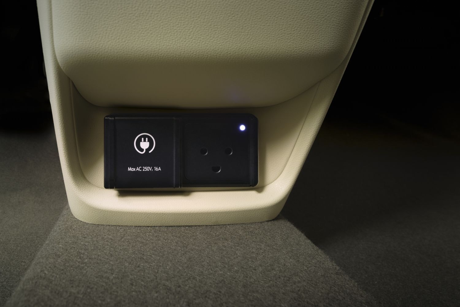 Primer plano del tapizado del asiento trasero, destacando su diseño elegante.