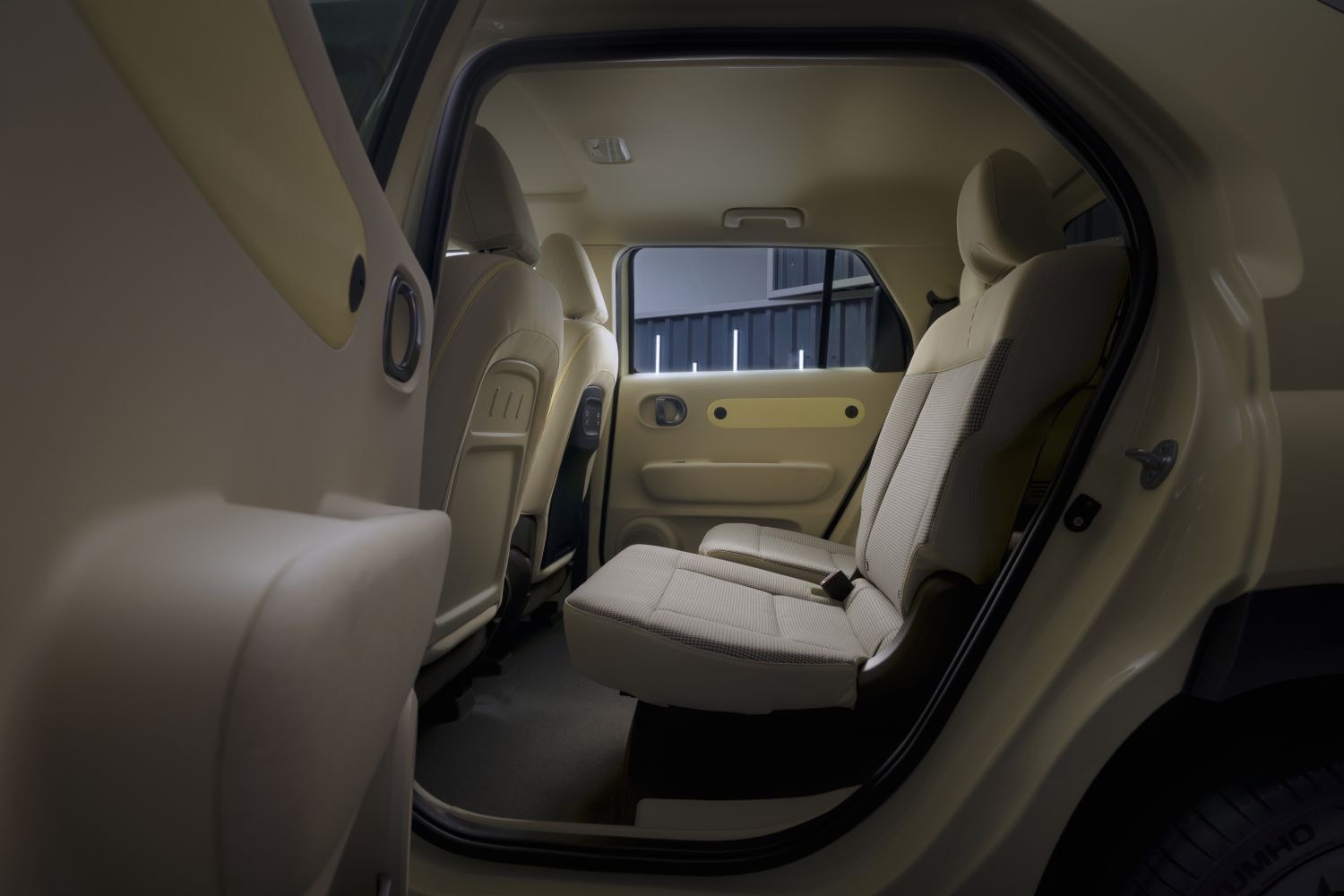 Vista lateral del asiento trasero del Hyundai Inster, mostrando espacio y confort.