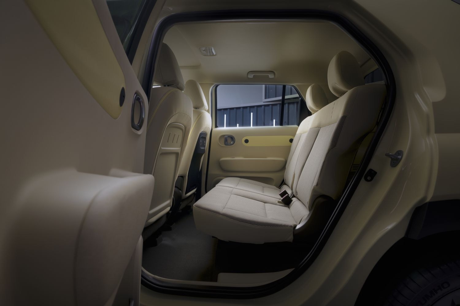 Perspectiva del área trasera, resaltando el confort de los asientos.