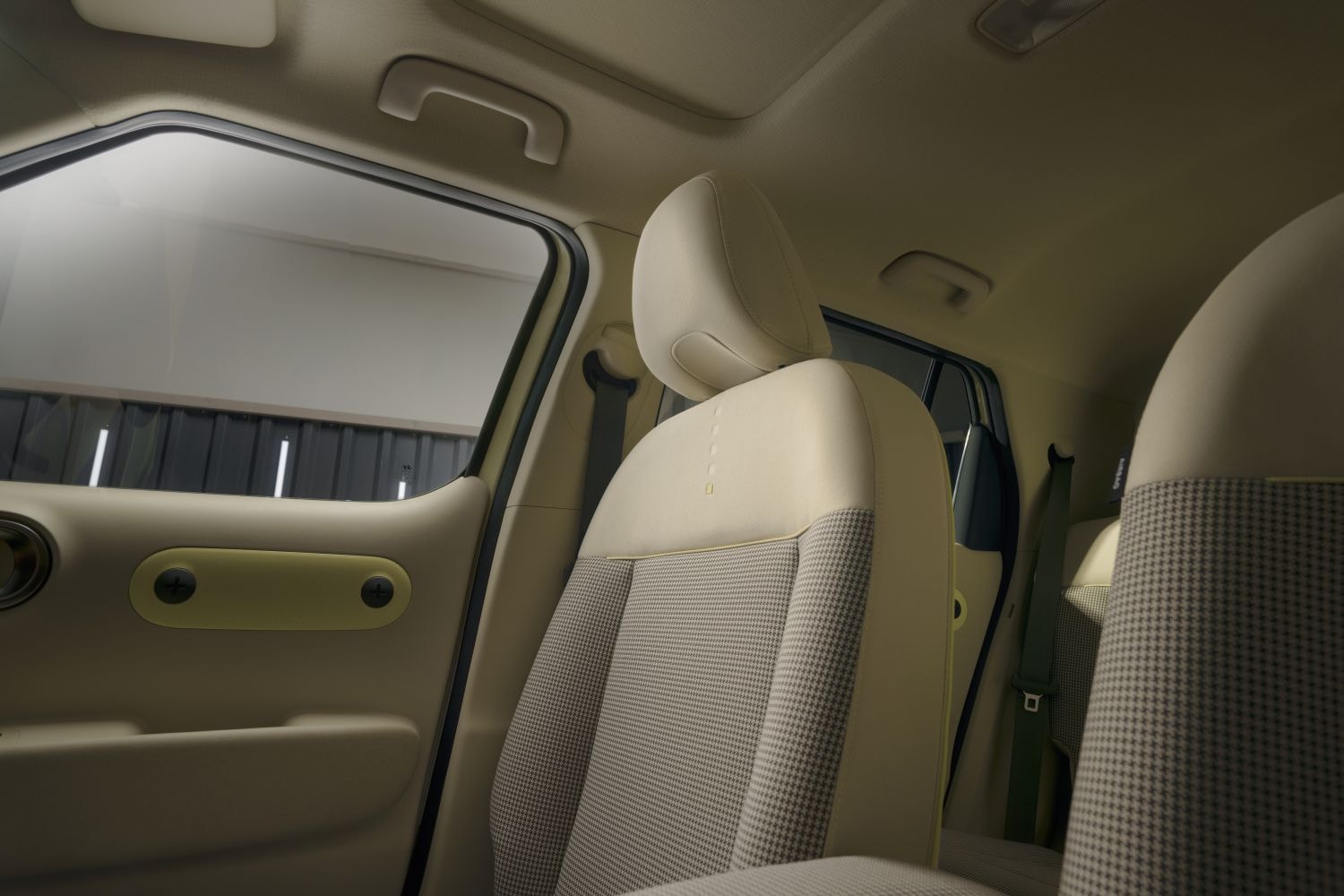 Primer plano del volante con controles integrados para una conducción segura.