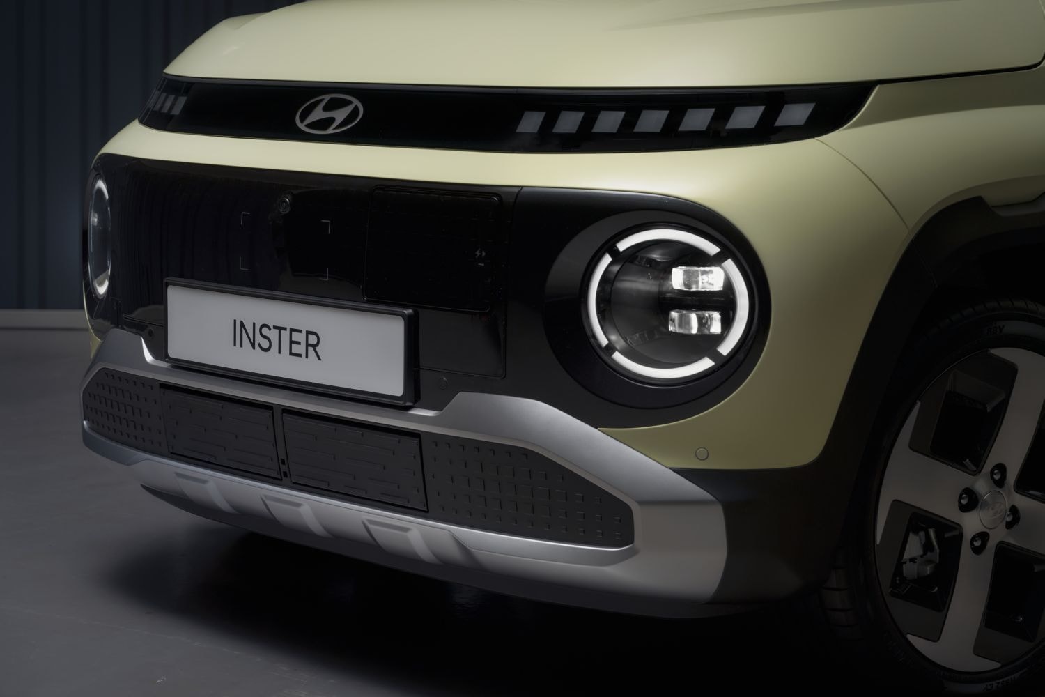 Vista trasera del Hyundai Inster, mostrando luces y nombre del modelo.