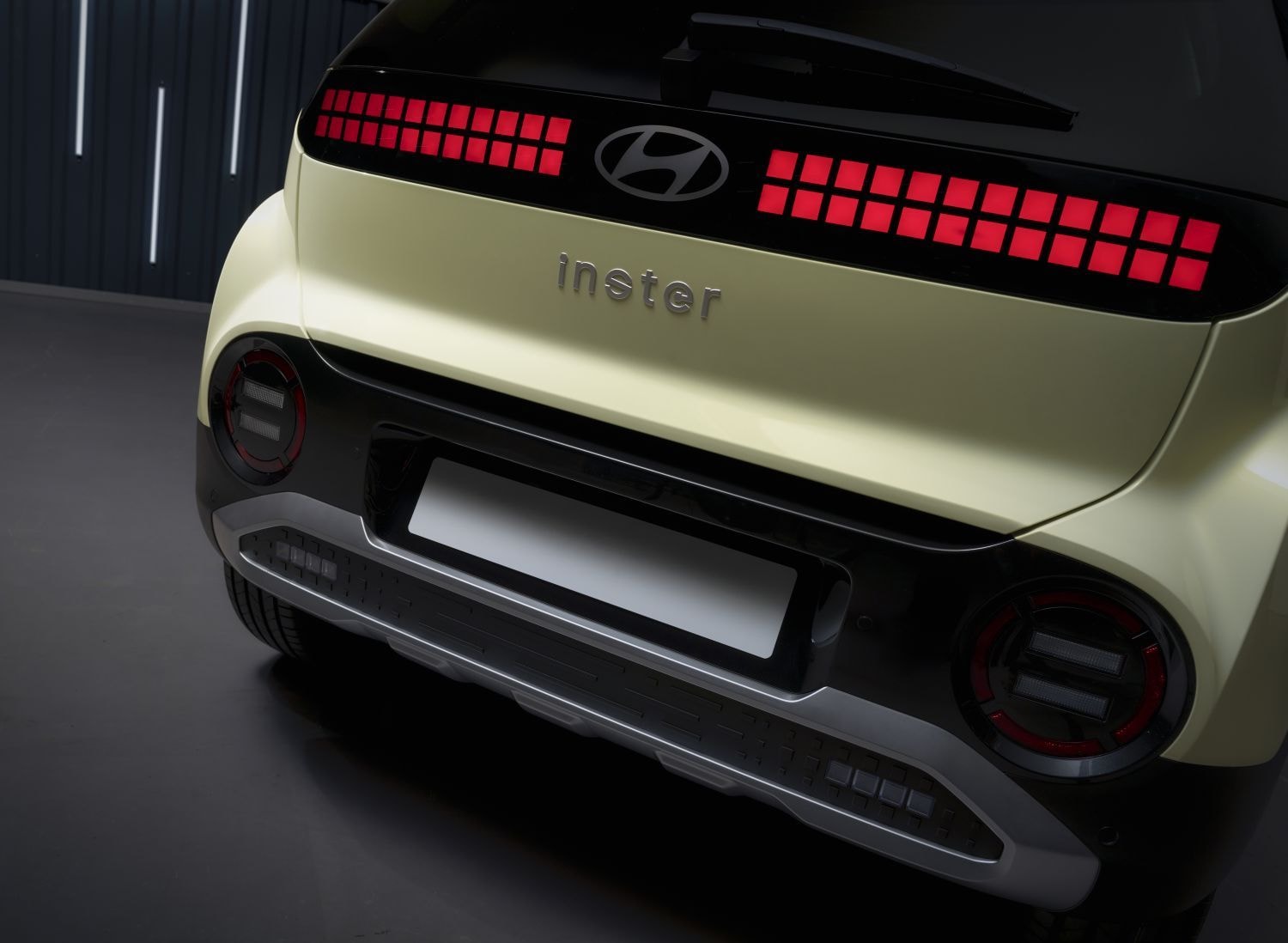 Vista frontal destacando la identidad visual del modelo Inster de Hyundai.