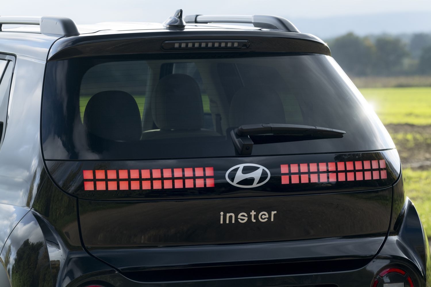 Perfil del Hyundai Inster en un entorno natural, destacando su diseño robusto.