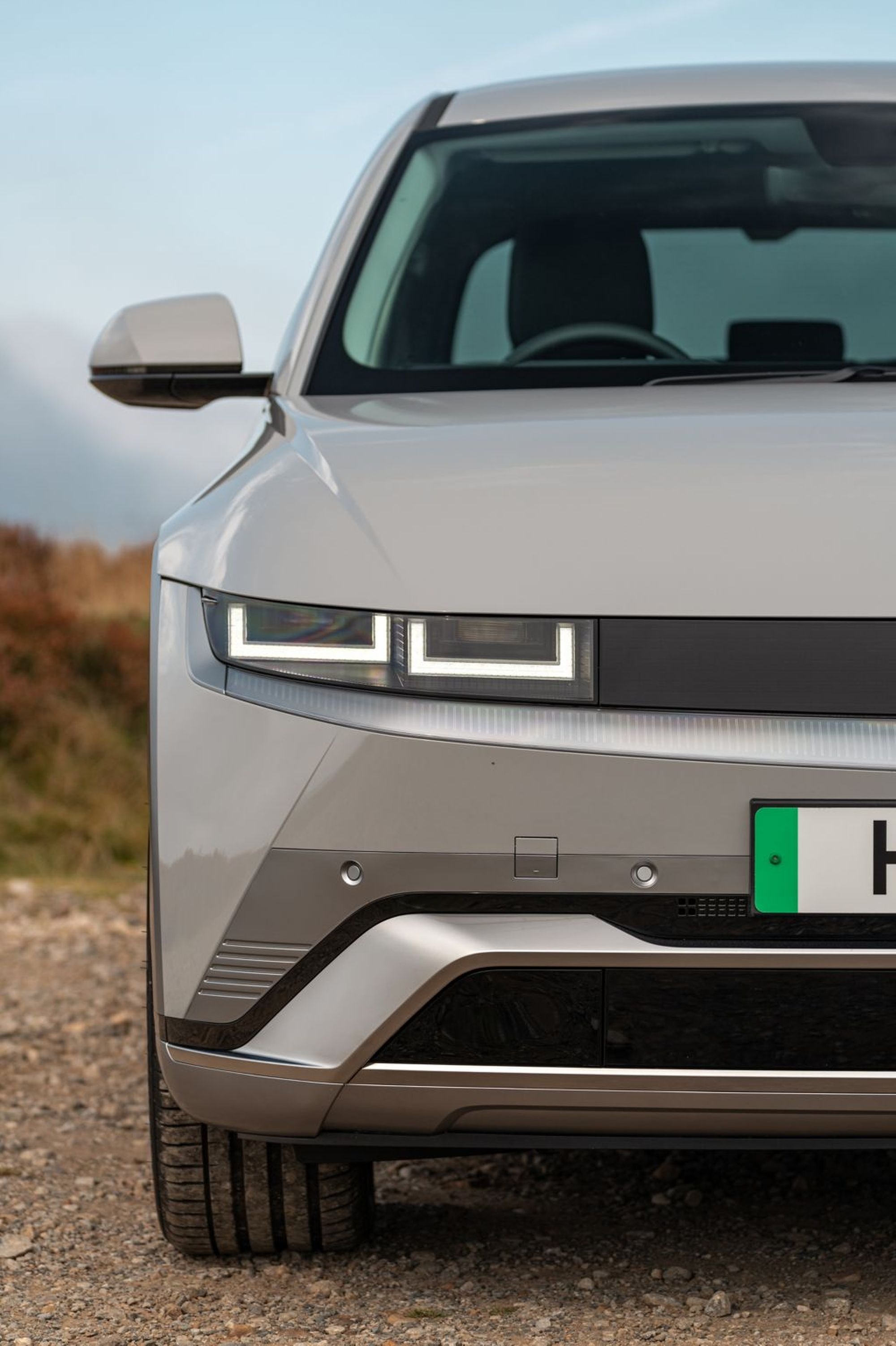 Close-up del área trasera del Ioniq 5, resaltando el logotipo y el diseño de luces