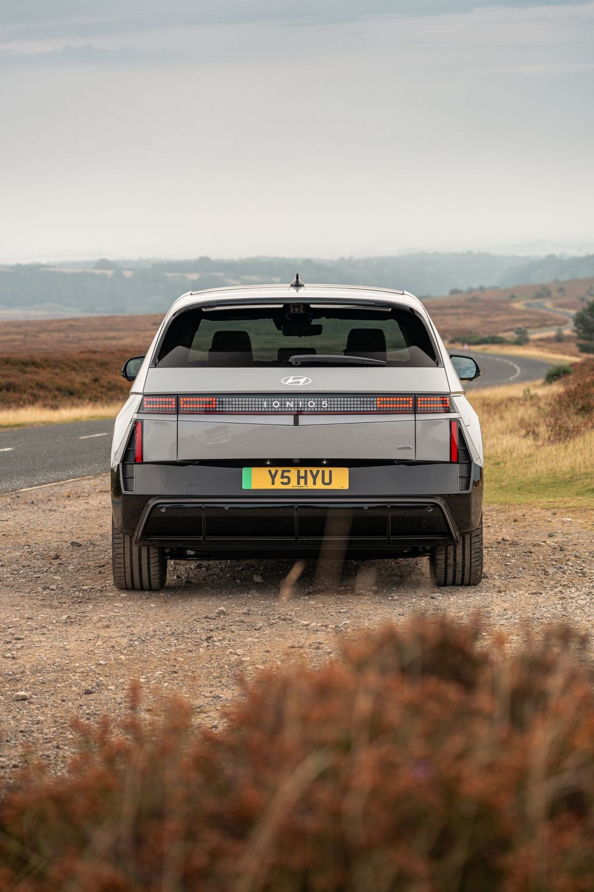 El Hyundai Ioniq 5 en movimiento, mostrando su aerodinámica y estilo.