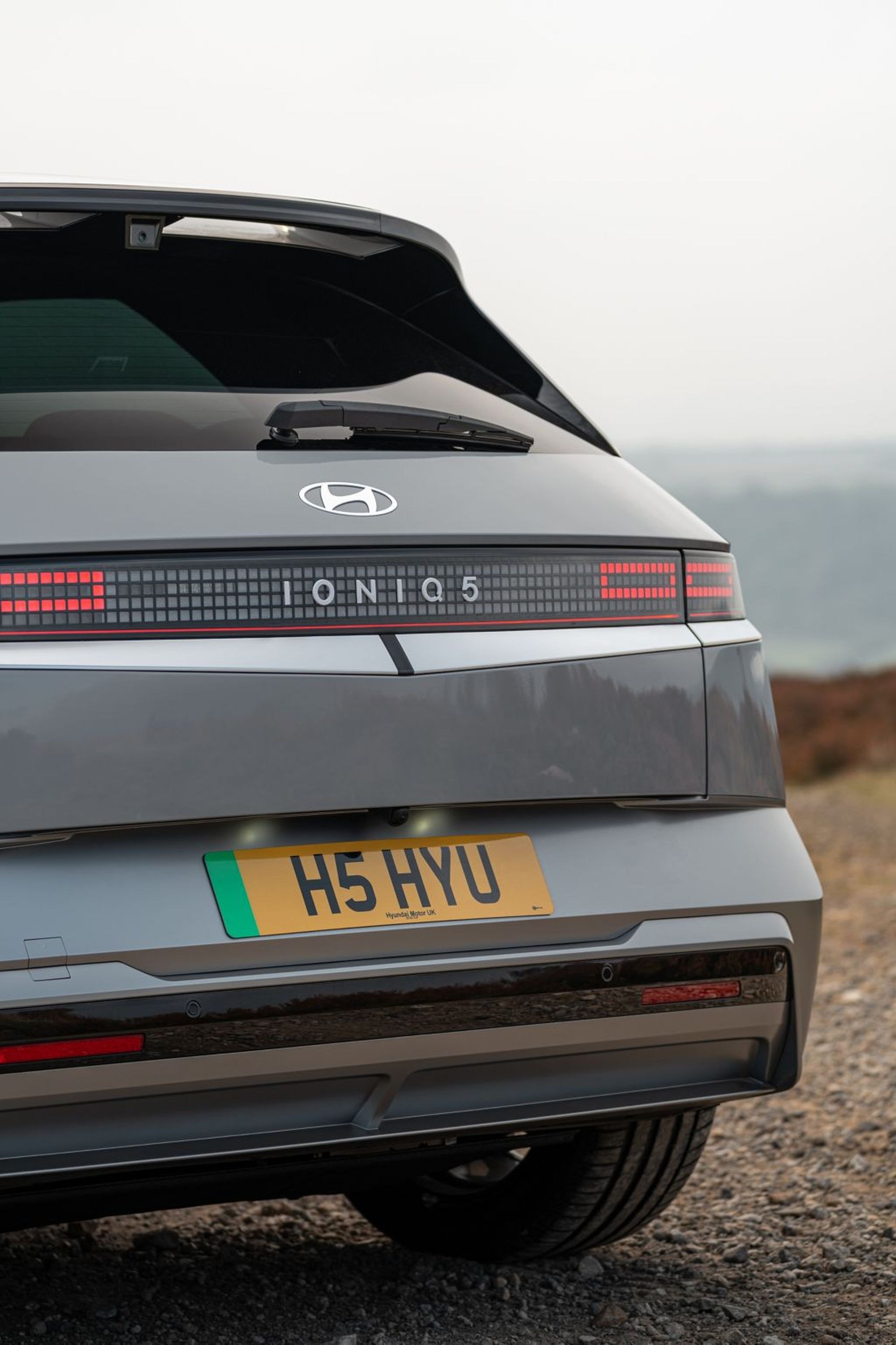 Espejo lateral del Ioniq 5, con diseño aerodinámico y luces LED integradas