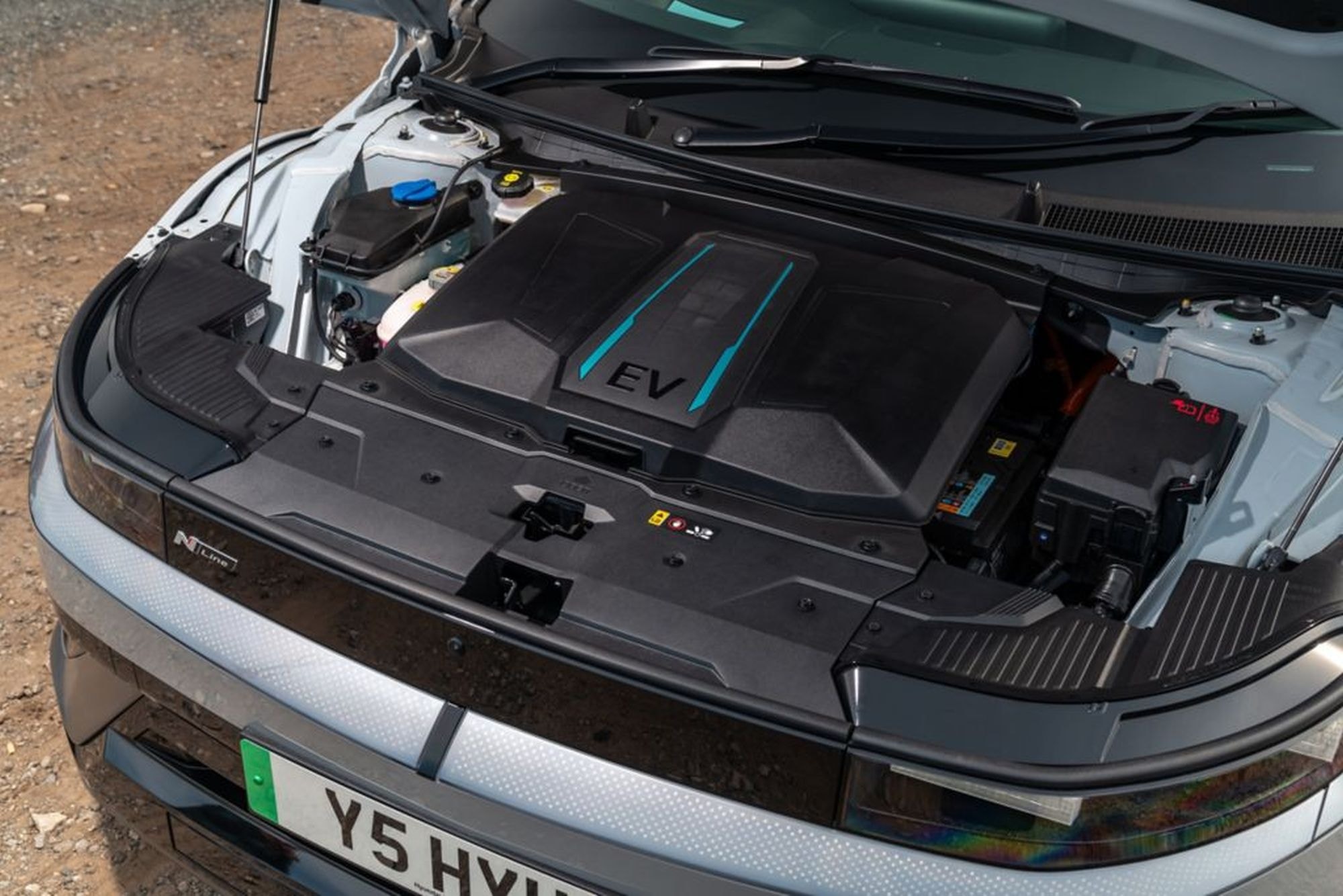 Vista frontal del Hyundai Ioniq 5, destacando su diseño aerodinámico y moderno.