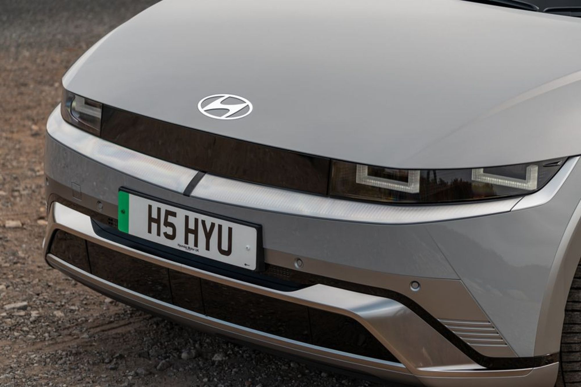 Vista frontal del Hyundai Ioniq 5, destacando su moderno diseño y tecnología LED.