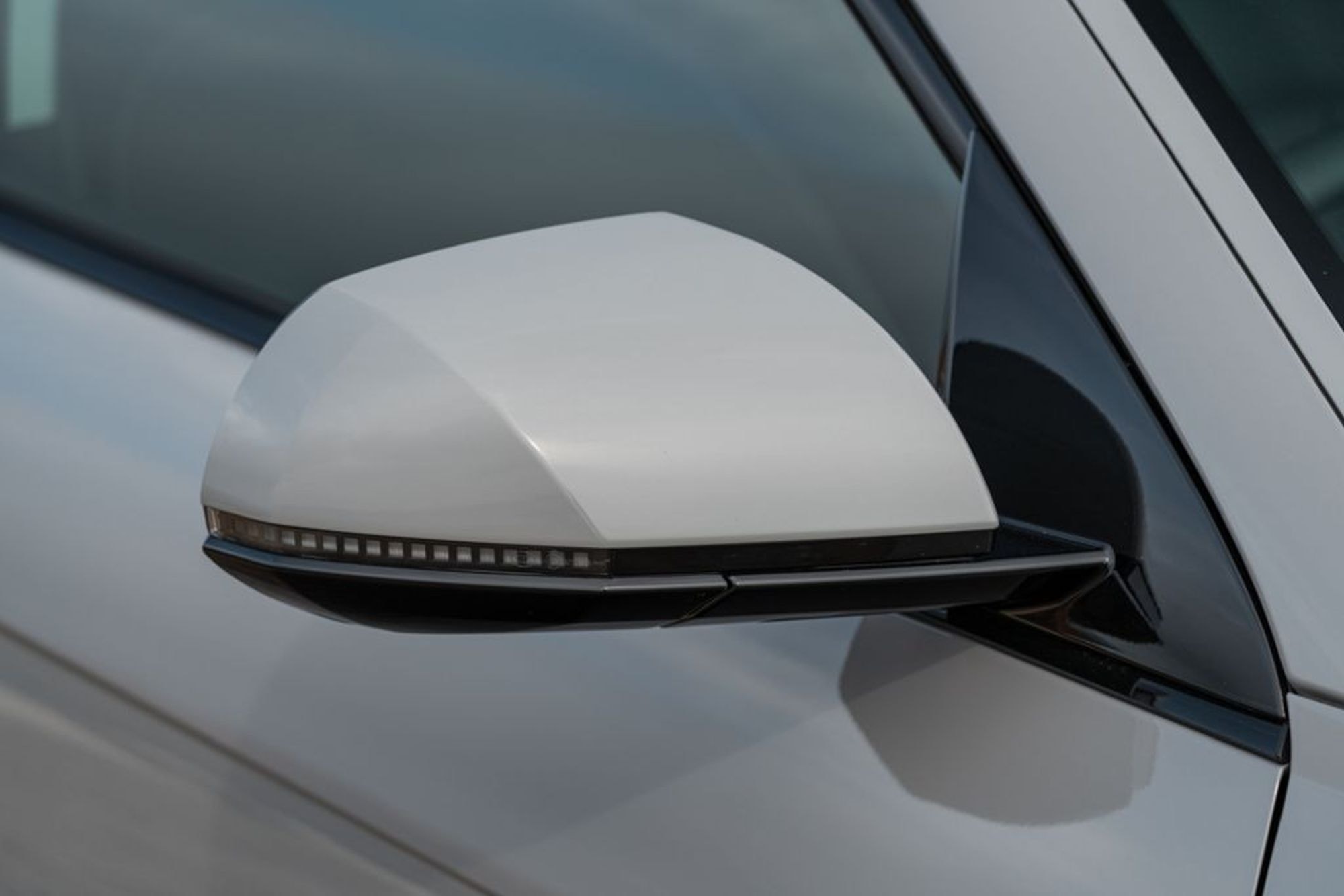 Primer plano del frontal con faros LED, que ofrecen un estilo futurista