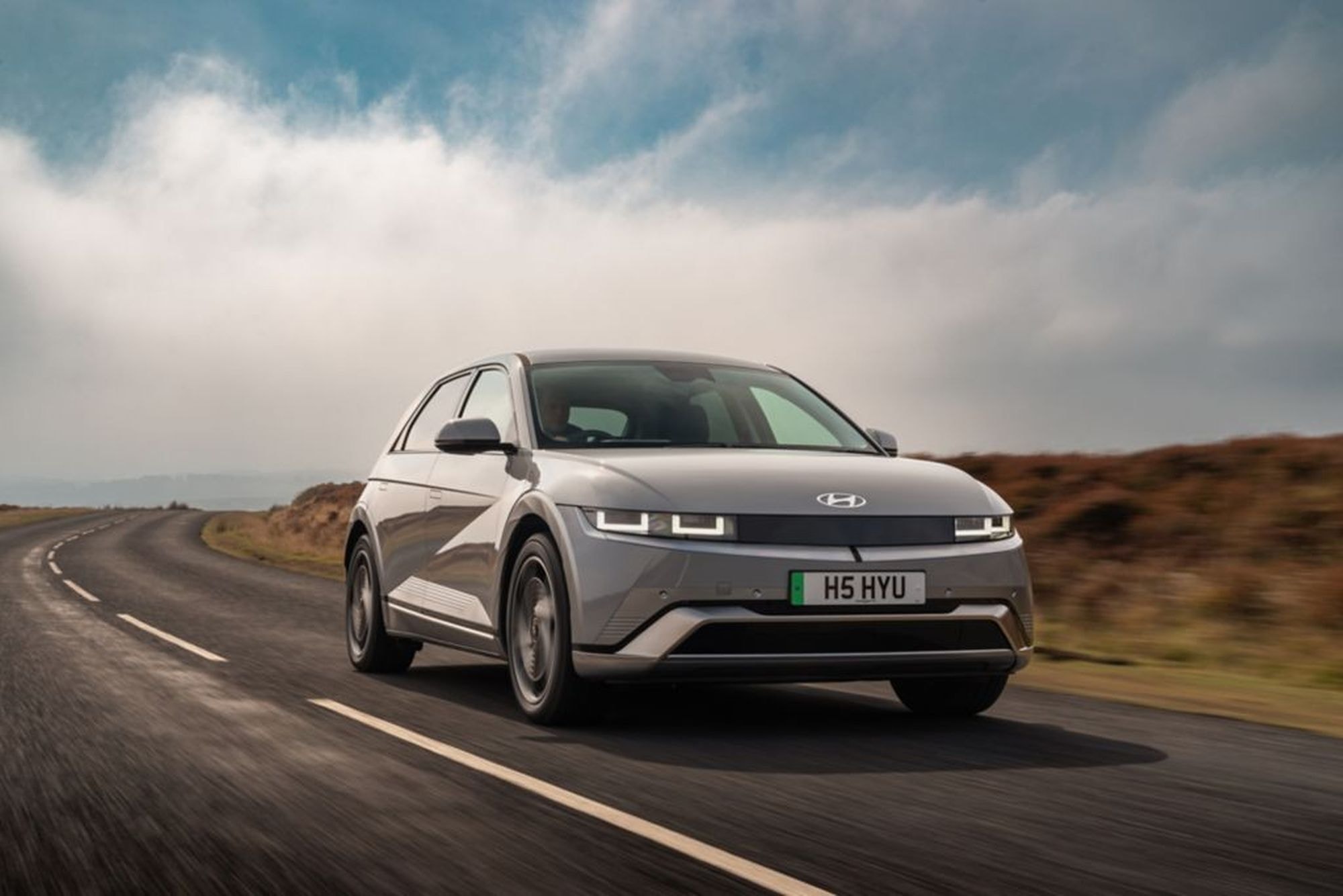 Vista frontal del Hyundai Ioniq 5, destacando su diseño moderno y aerodinámico