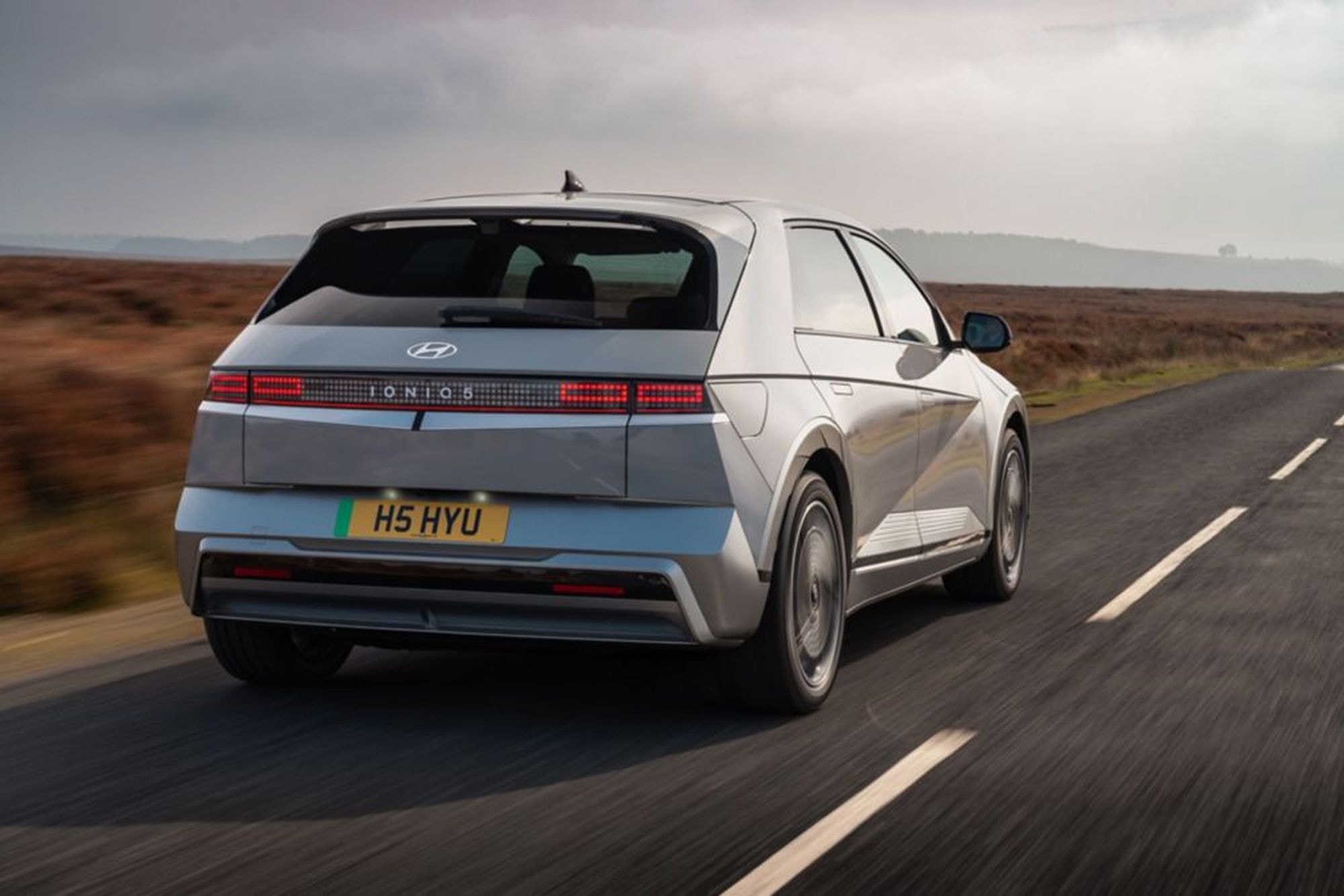 Otra vista lateral del Ioniq 5, enfatizando su estructura robusta y elegante