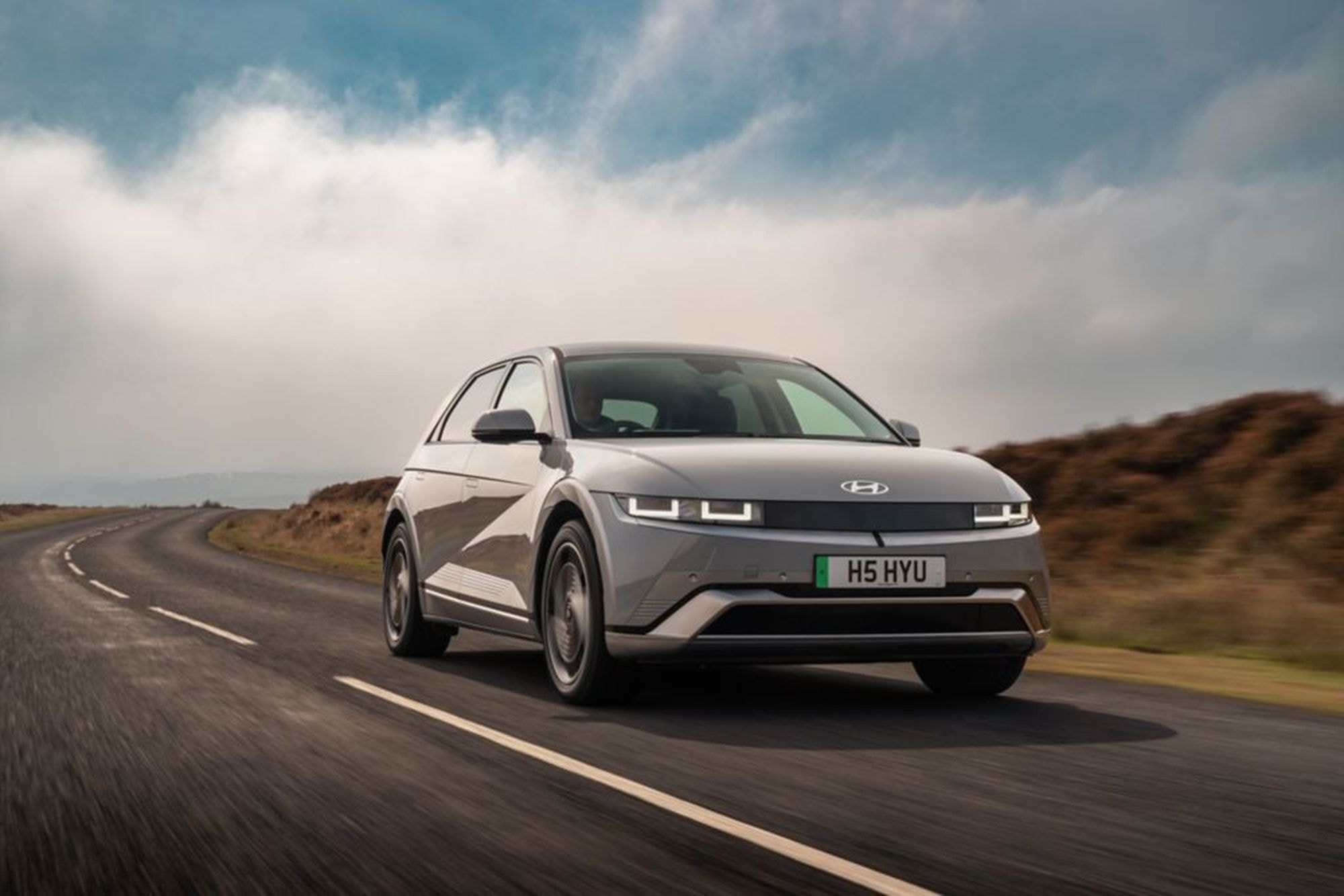 Perspectiva lateral del Ioniq 5, mostrando sus líneas fluidas y contemporáneas