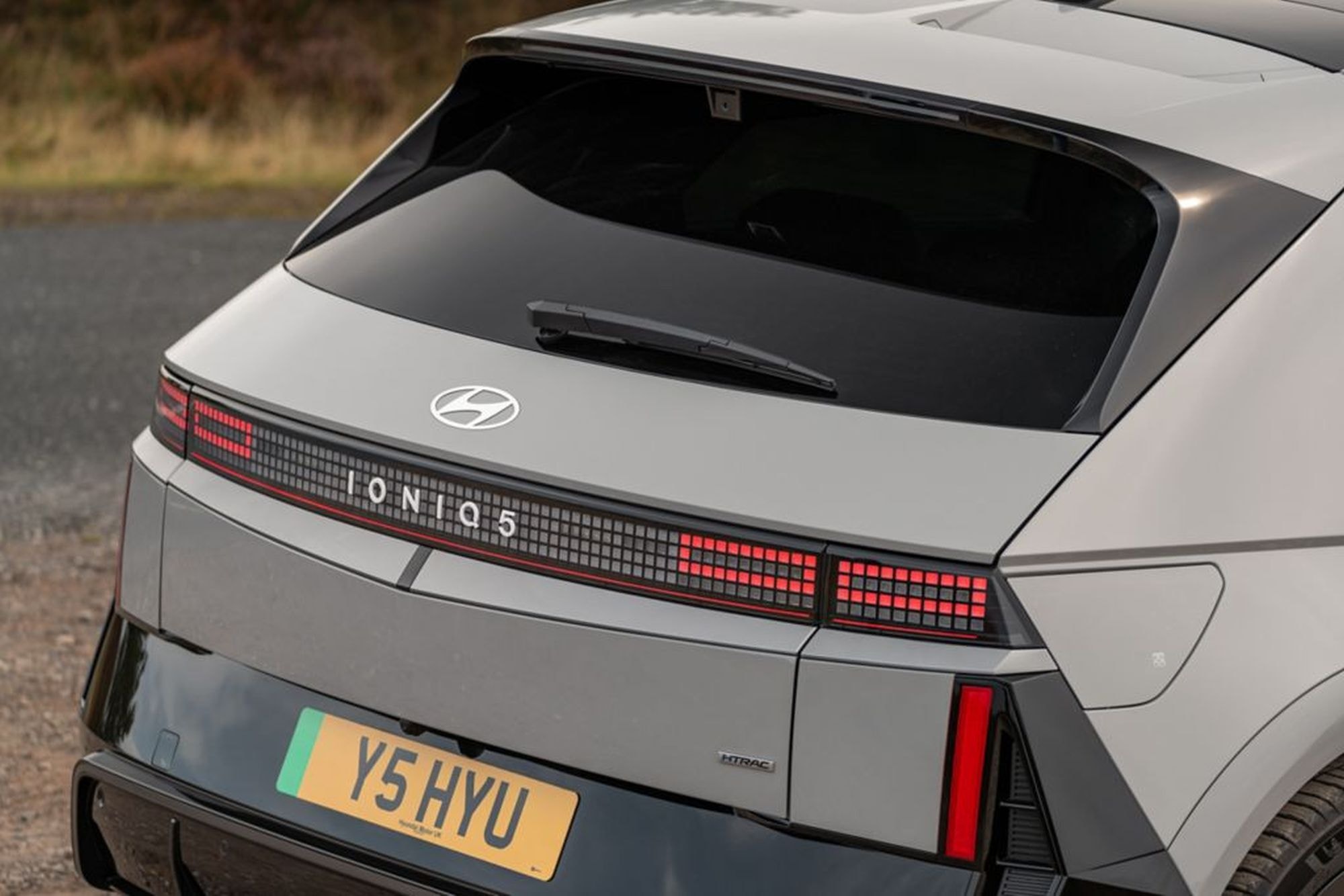 Detalles de las luces traseras del Hyundai Ioniq 5, un diseño contemporáneo.