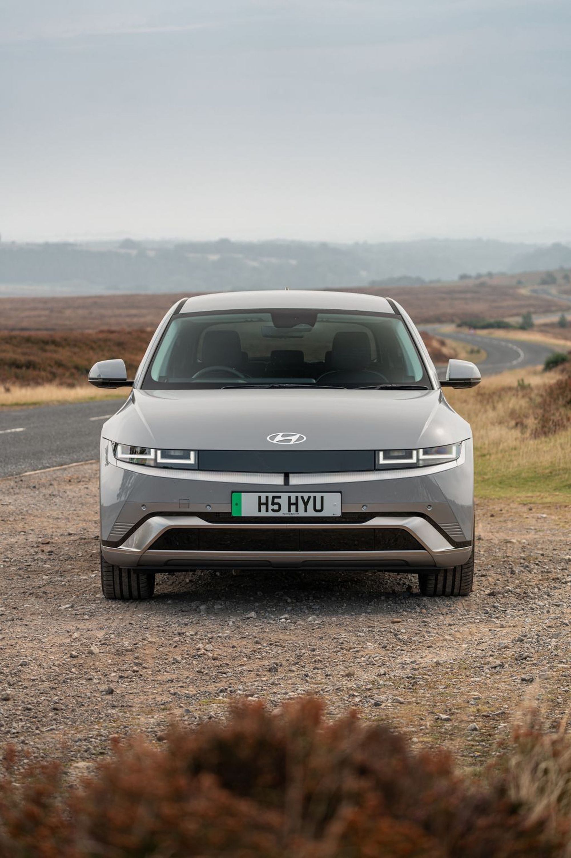 Vista detallada de la parte trasera, mostrando la iluminación y el logotipo