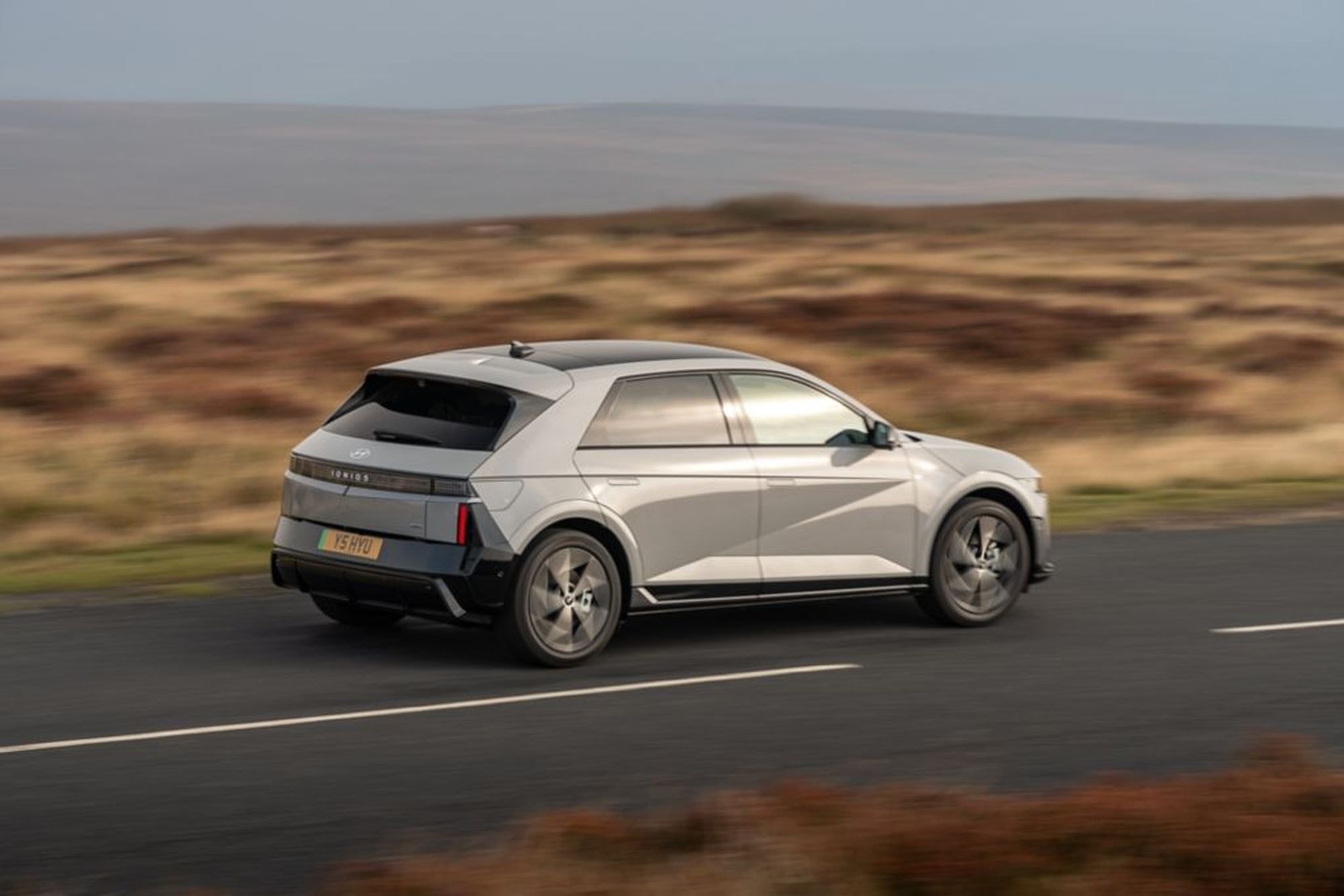 Otra perspectiva de la parte trasera del Hyundai Ioniq 5, enfatizando su diseño.