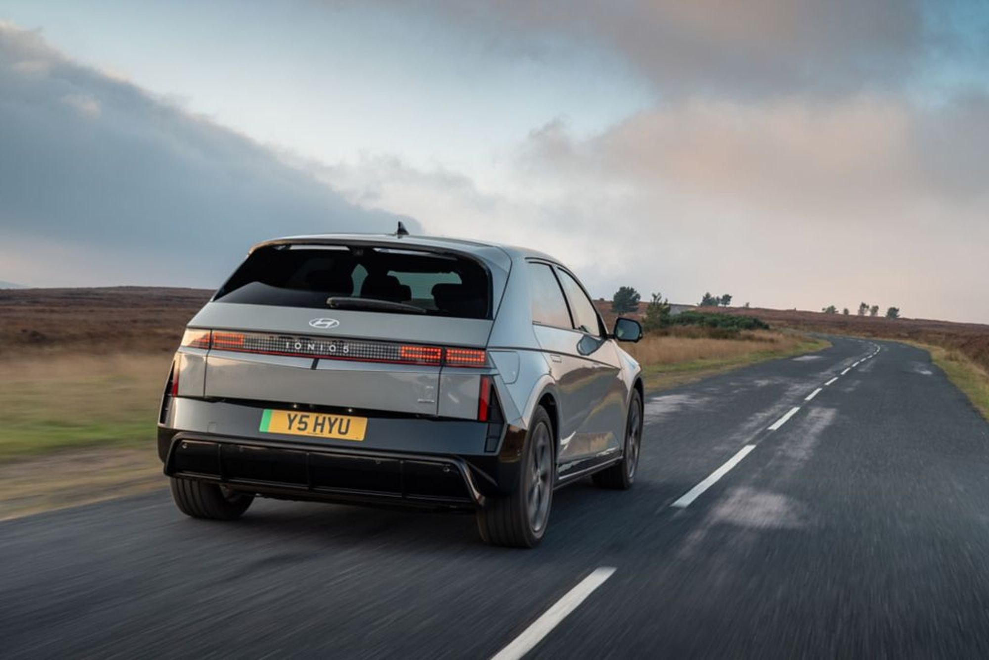 Vista trasera del Hyundai Ioniq 5 en movimiento, mostrando su diseño aerodinámico.