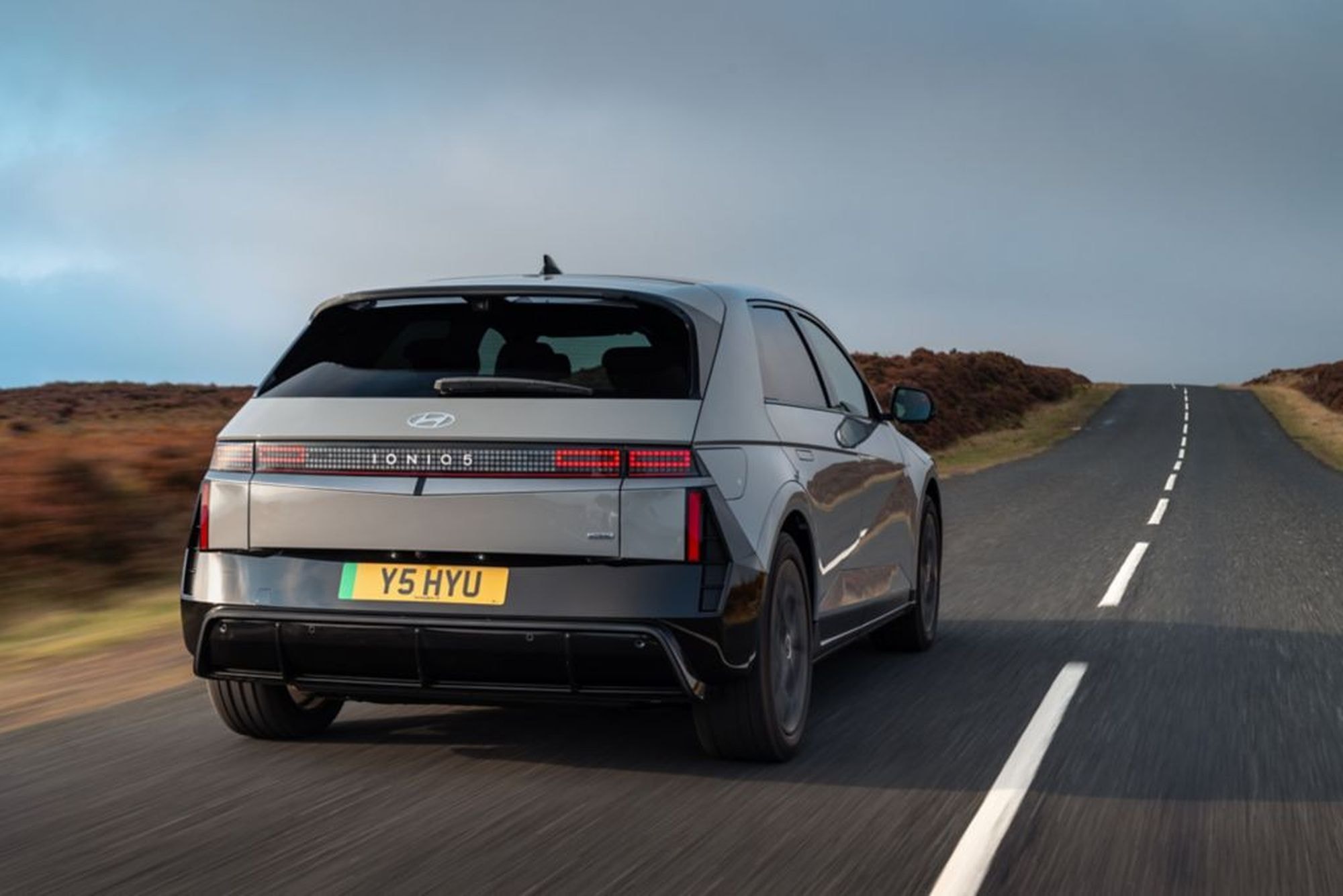 Otra perspectiva de la parte trasera del Ioniq 5, destacando sus líneas elegantes.