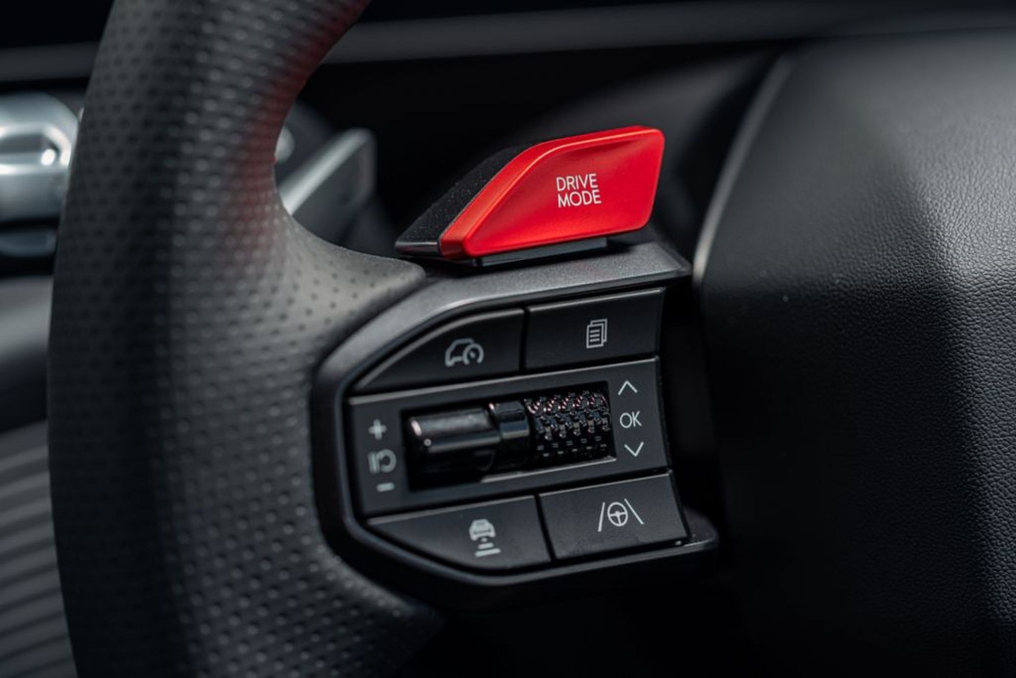 Vista de los asientos delanteros del Ioniq 5, ofreciendo confort y elegancia.