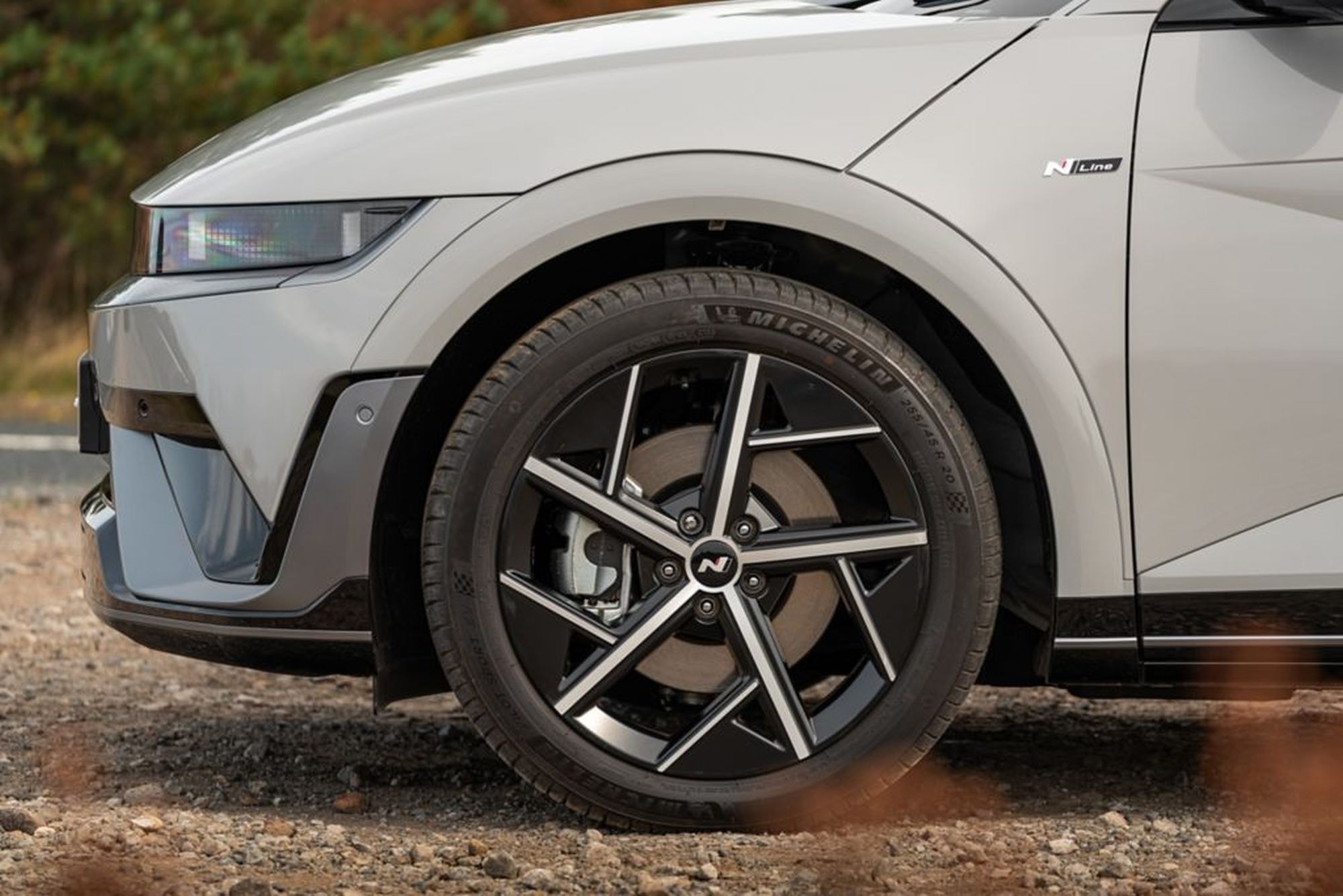 Vista lateral del Hyundai Ioniq 5 que muestra su perfil dinámico y moderno.