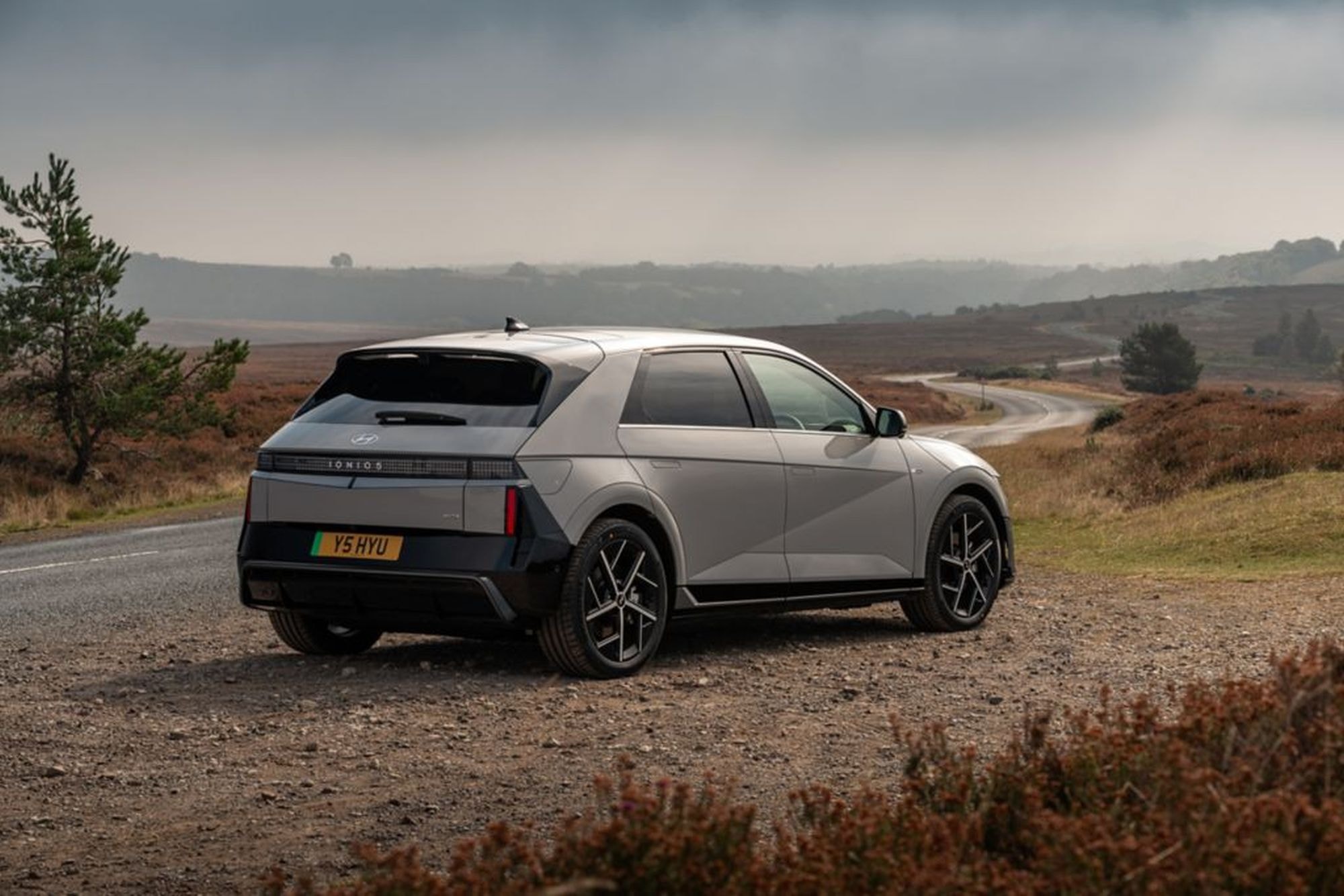 Detalle del mando de conducción en el volante, fácil acceso a las funciones.