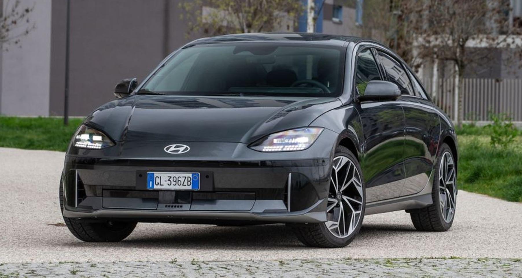 Hyundai Ioniq 6 estacionado en una estación de carga rápida.